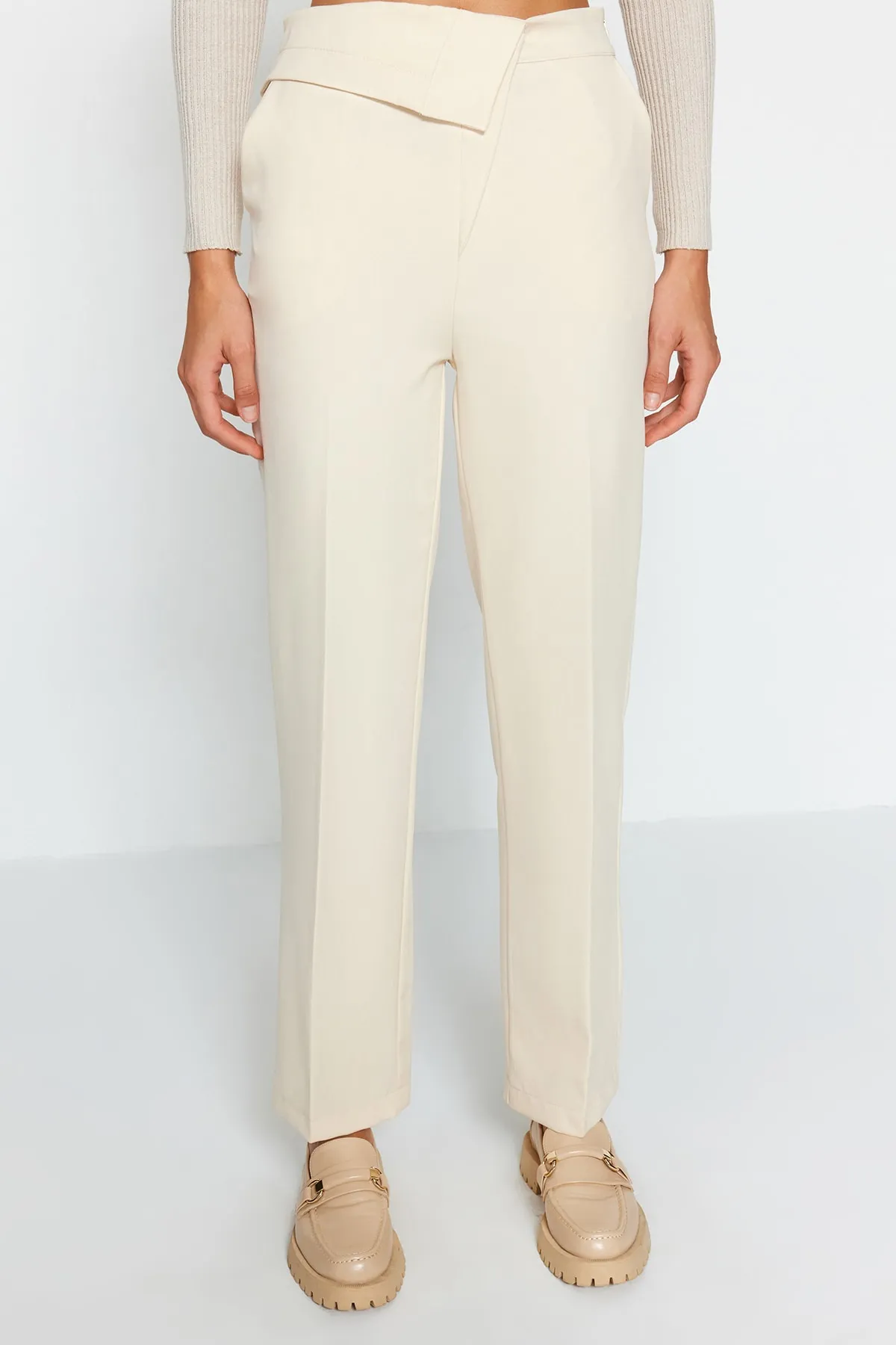 Trendyol Collection  Gerade geschnittene, gewebte Hose mit Steingürtel und detailliertem Detail TWOAW24PL00055
