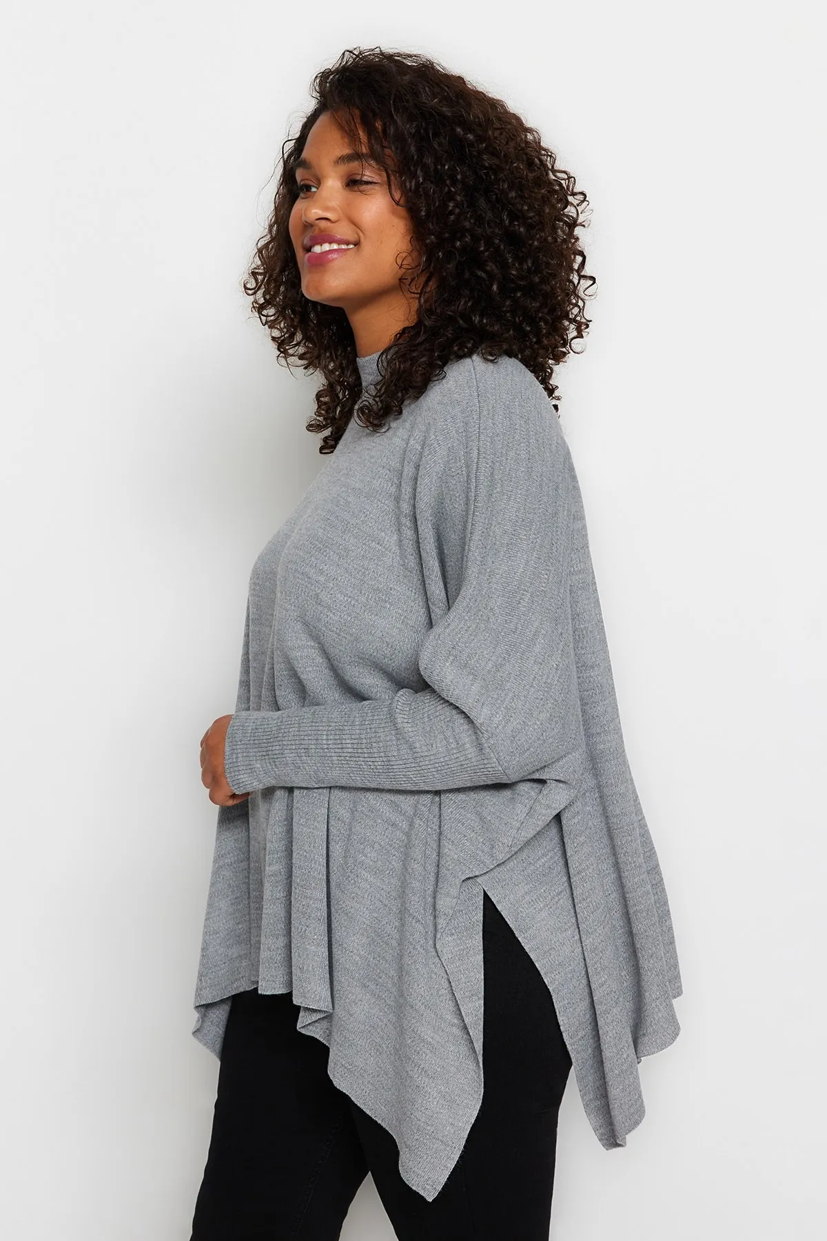 Trendyol Curve  Grau-melierter Strickpullover mit Schlitz und detailliertem Schnitt