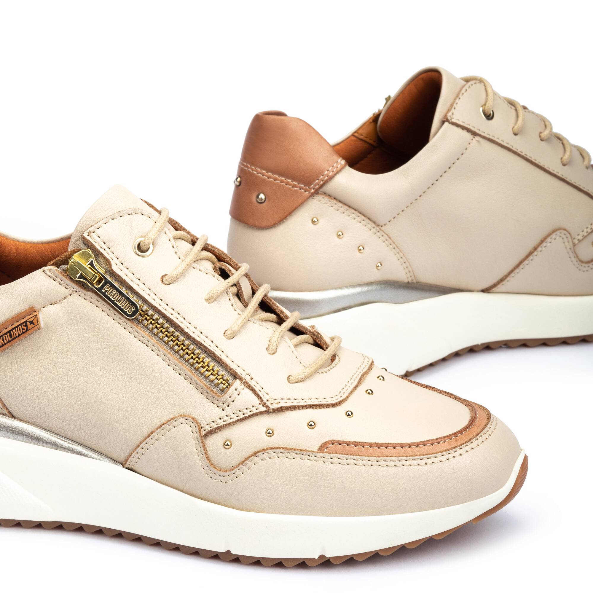 Sneakersy na koturnie z ćwiekami - KOŚĆ SŁONIOWA