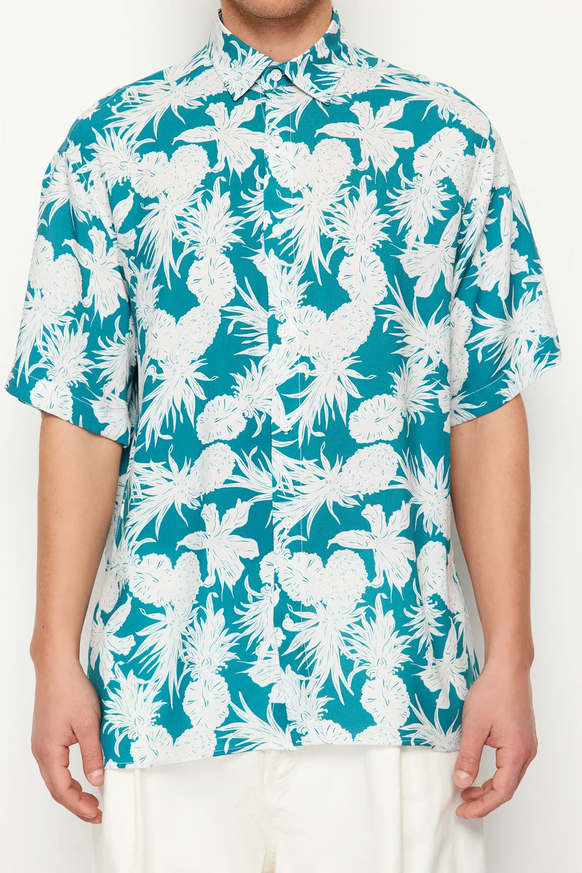 Trendyol Collection  Blaues Unisex-Sommerhemd mit übergroßer Passform und Ananas-Print aus 100 % Viskose, kurzärmlig, fließend, Sommerhemd TMNSS24GO00041