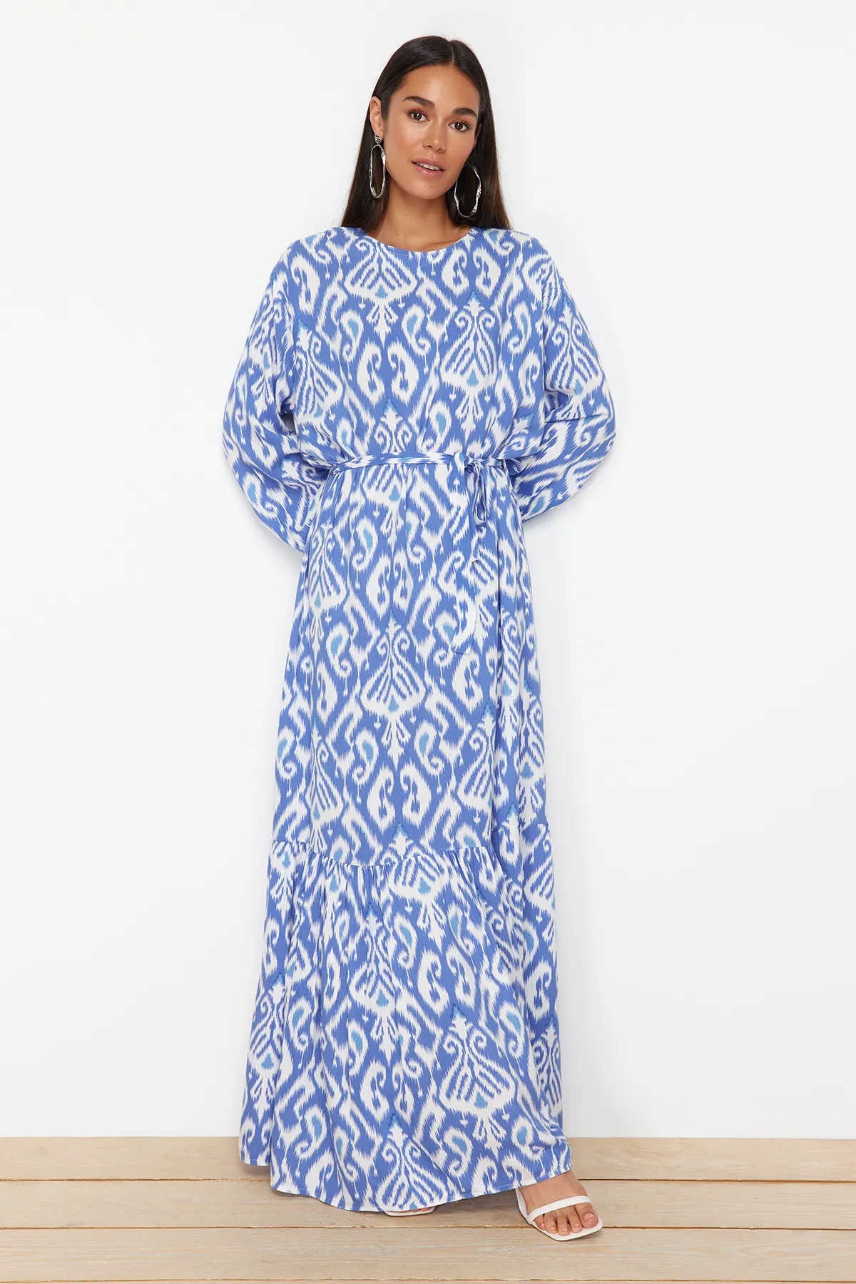 Trendyol Modest  Blaues Kleid aus Viskosegewebe mit Schalkragen und Gürtel TCTSS24EB00240