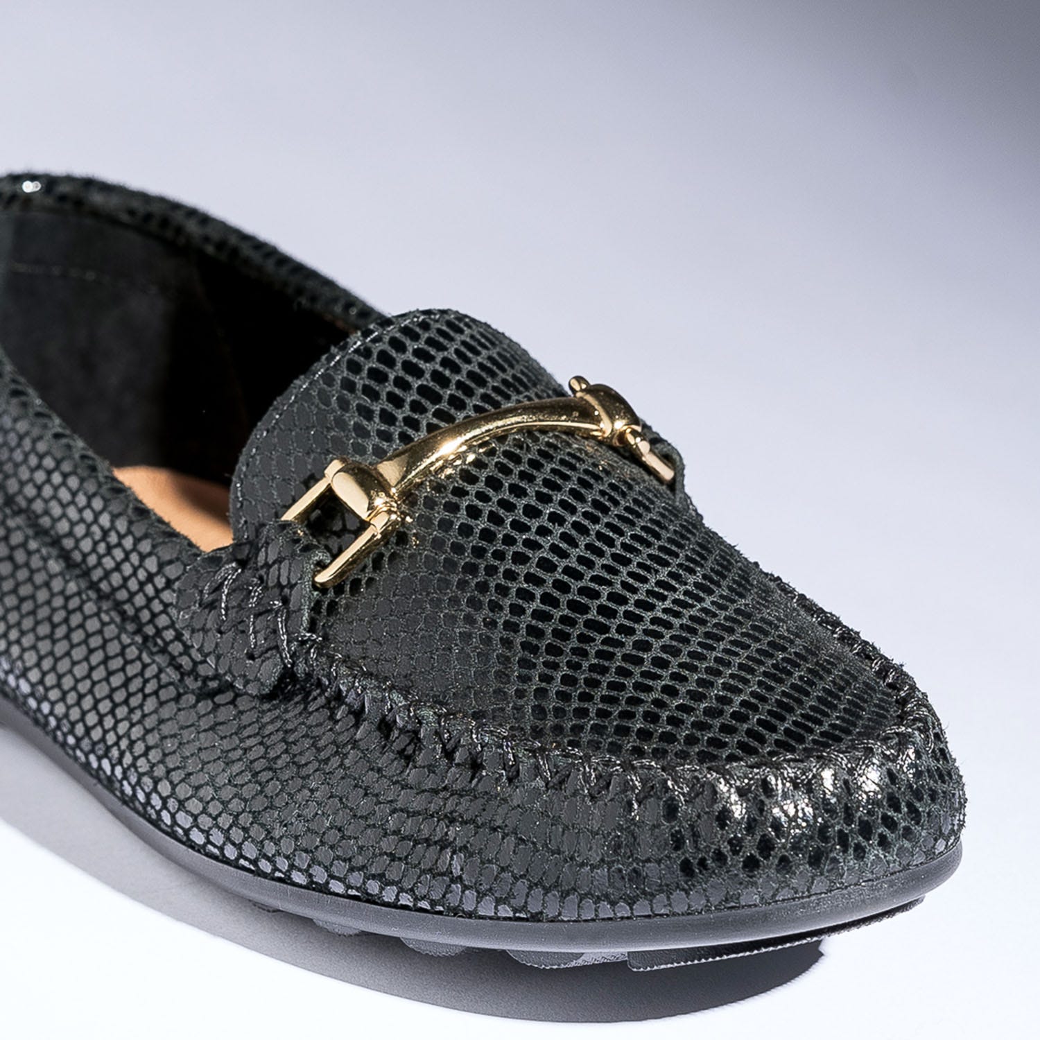 Mocassin noir en cuir velours effet python