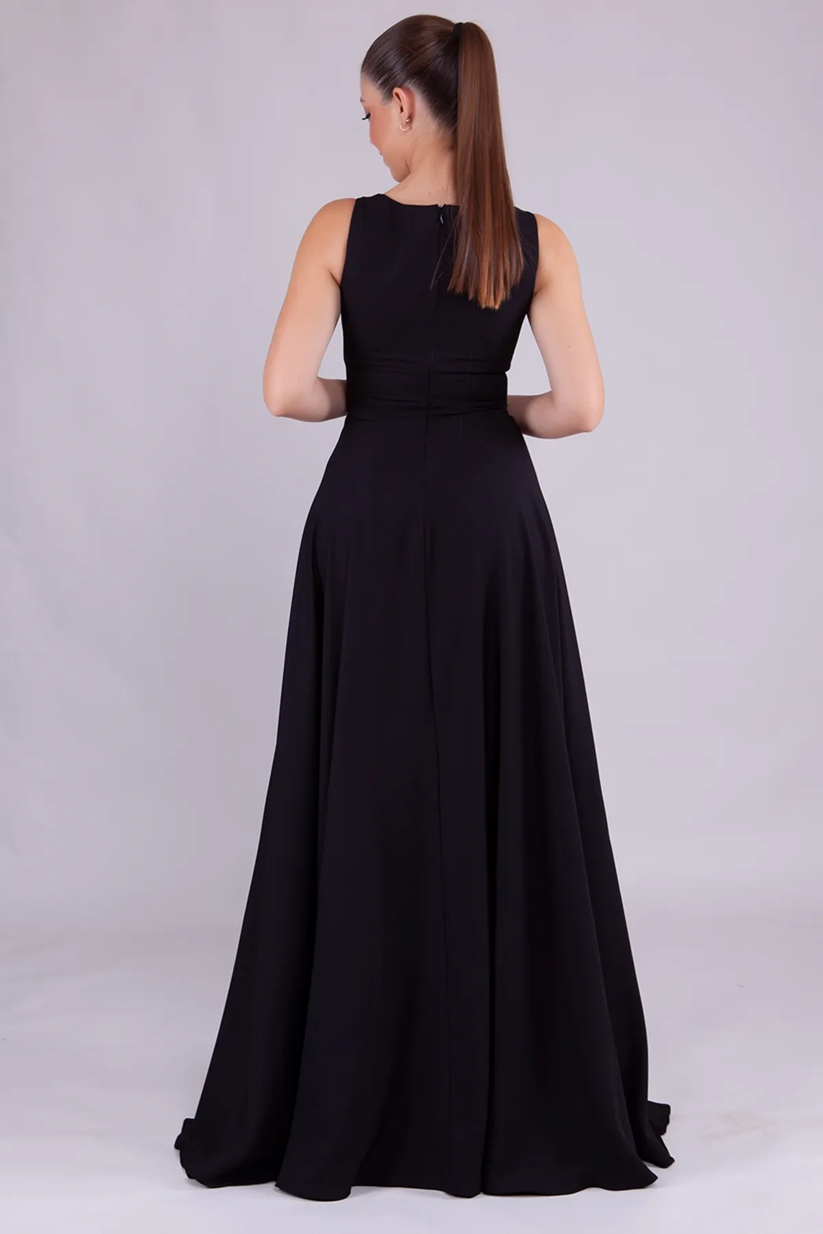 lovebox  Schwarzes Damenkleid aus Atlasstoff mit quadratischem Kragen und dicken Trägern in Maxilänge 413