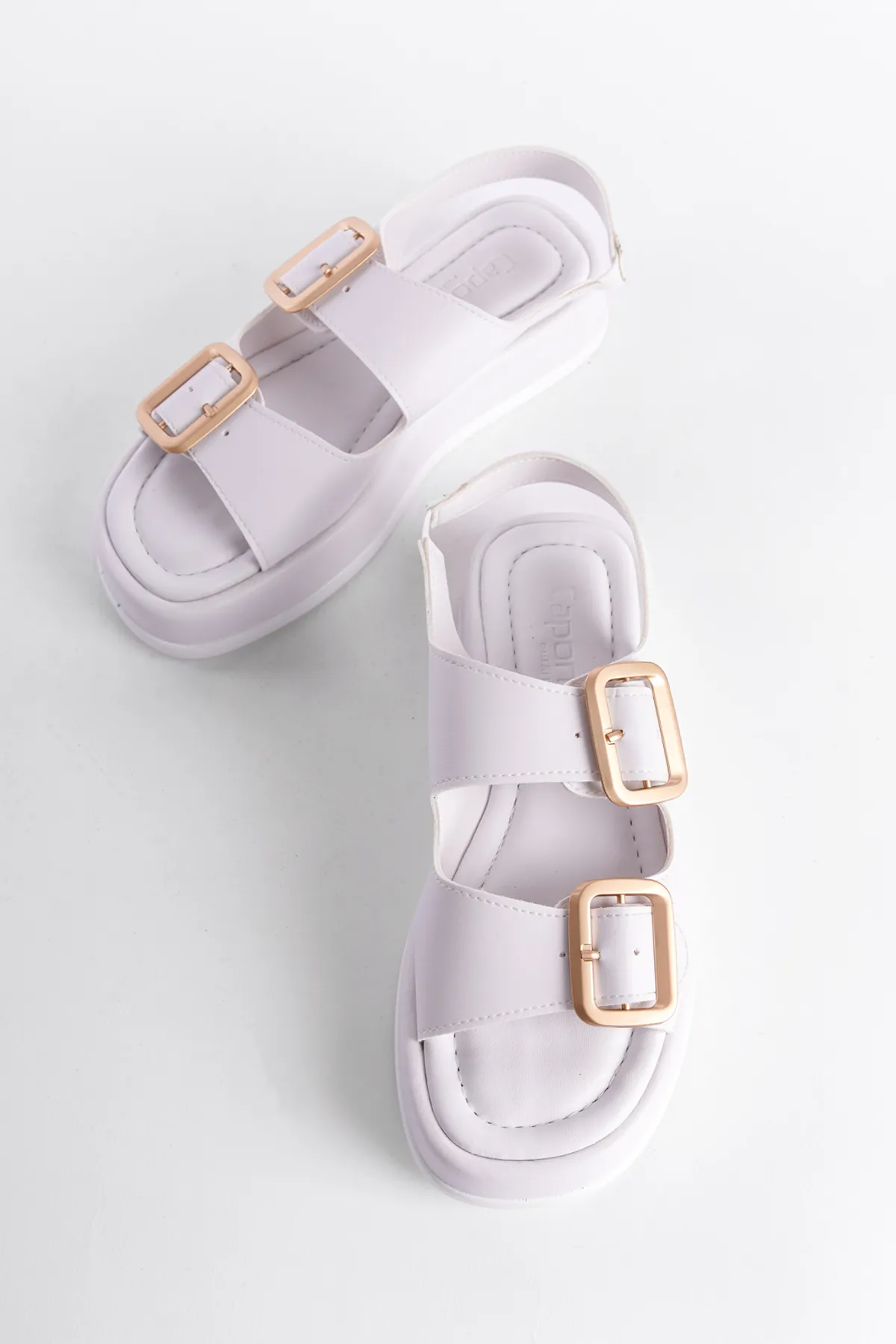 Capone Outfitters  Damensandalen mit Keilabsatz und doppelter Riemenschnalle