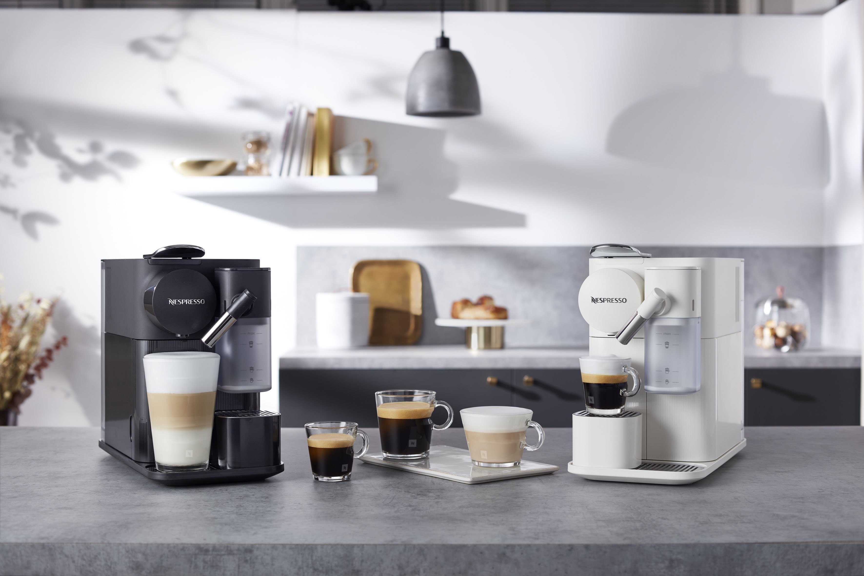 Nespresso Kapselmaschine Lattissima One EN510.W von DeLonghi, White, inkl. Willkommenspaket mit 7 Kapseln
