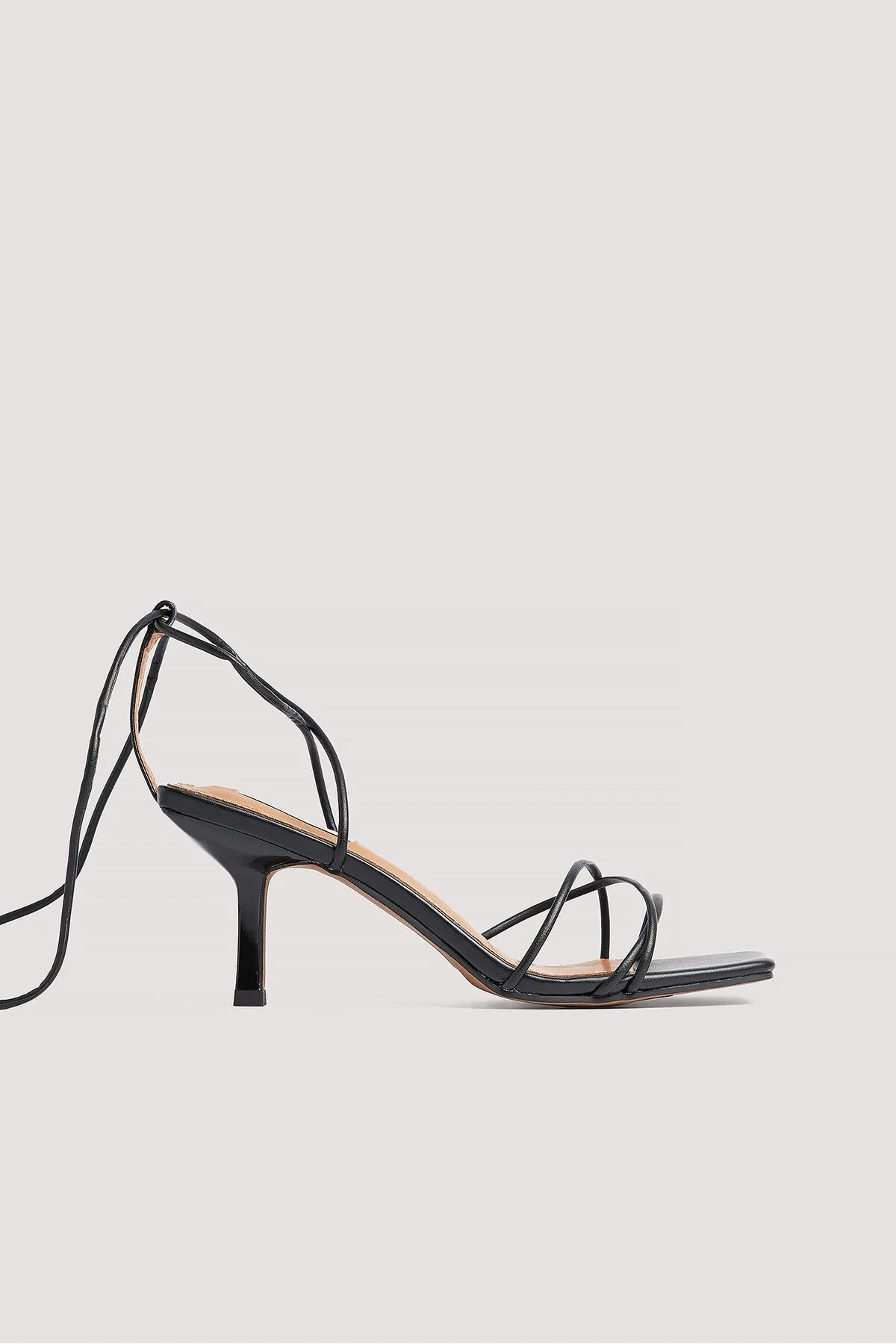 NA-KD  Niedrige Stiletto-Pumps mit Fesselriemchen