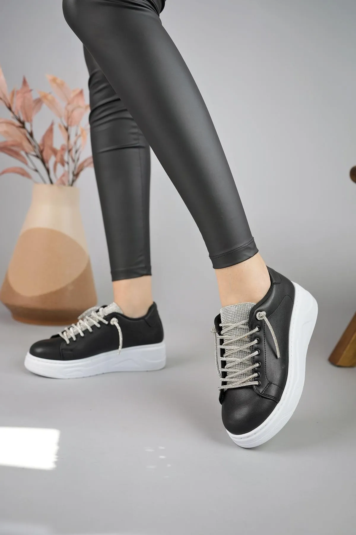 MUGGO  Reina Damen-Sneaker mit Schnürung, garantiert für tägliches Gehen, bequem und stilvoll, Sportschuhe mit dicker Sohle