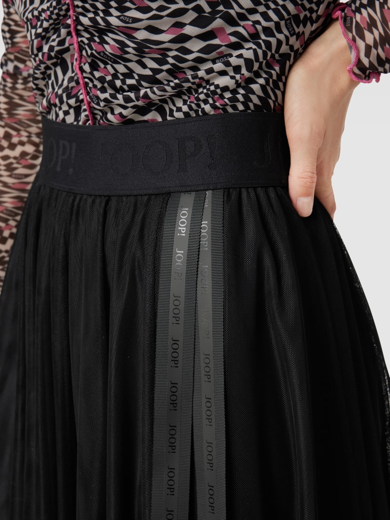 Faltenrock mit Label-Detail Modell 'FRIDI' in schwarz