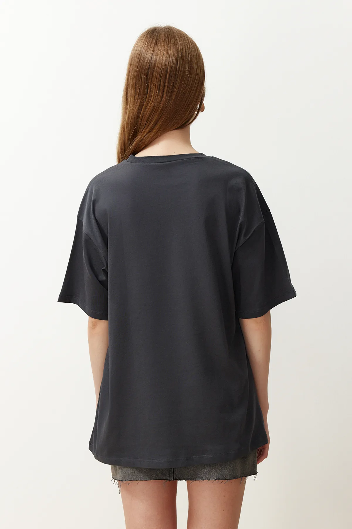 Trendyol Collection  Anthrazitfarbenes Boyfriend-Strick-T-Shirt aus 100 % Baumwolle mit Rundhalsausschnitt TWOSS20TS0134