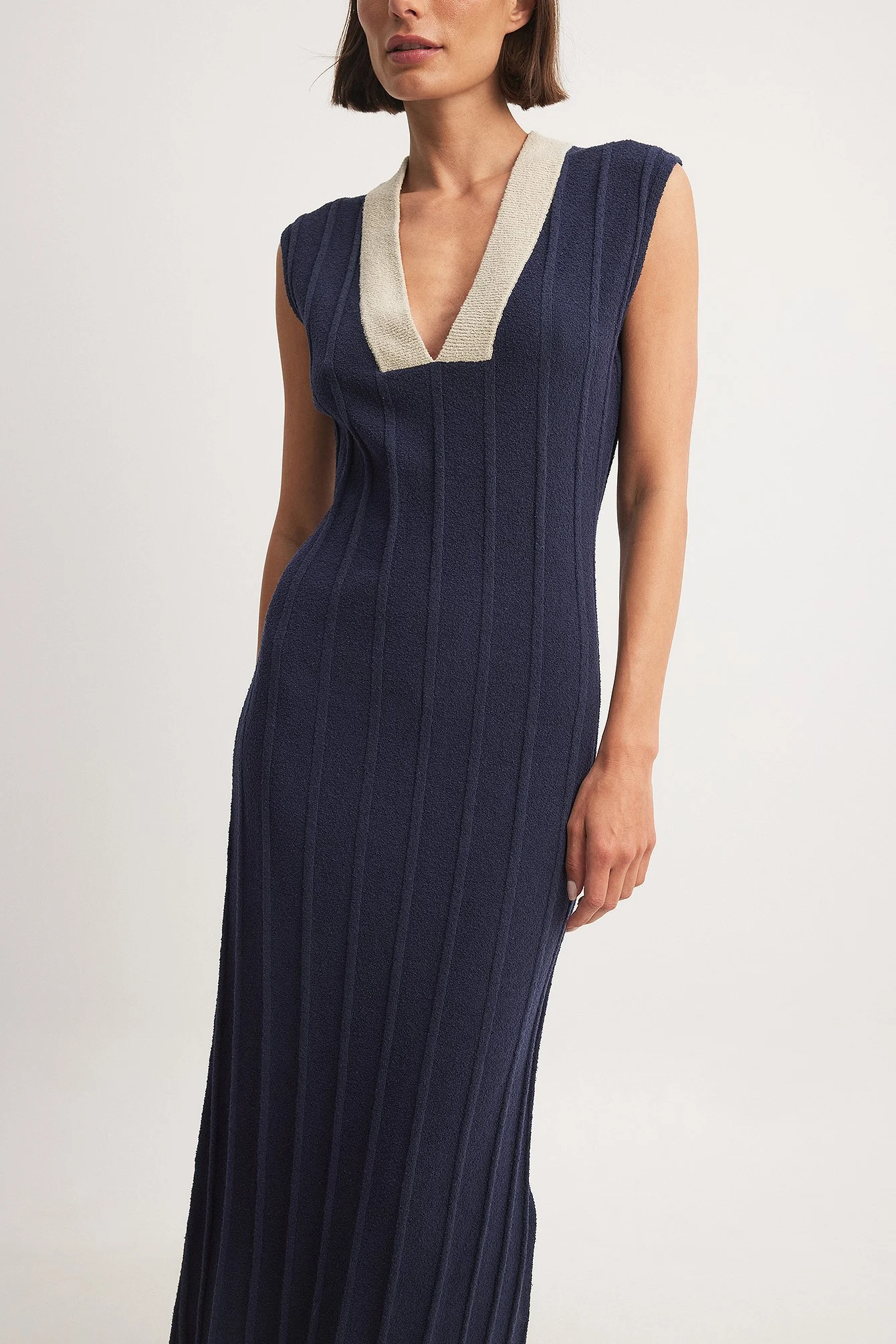Geripptes Strick-Midikleid mit V-Ausschnitt