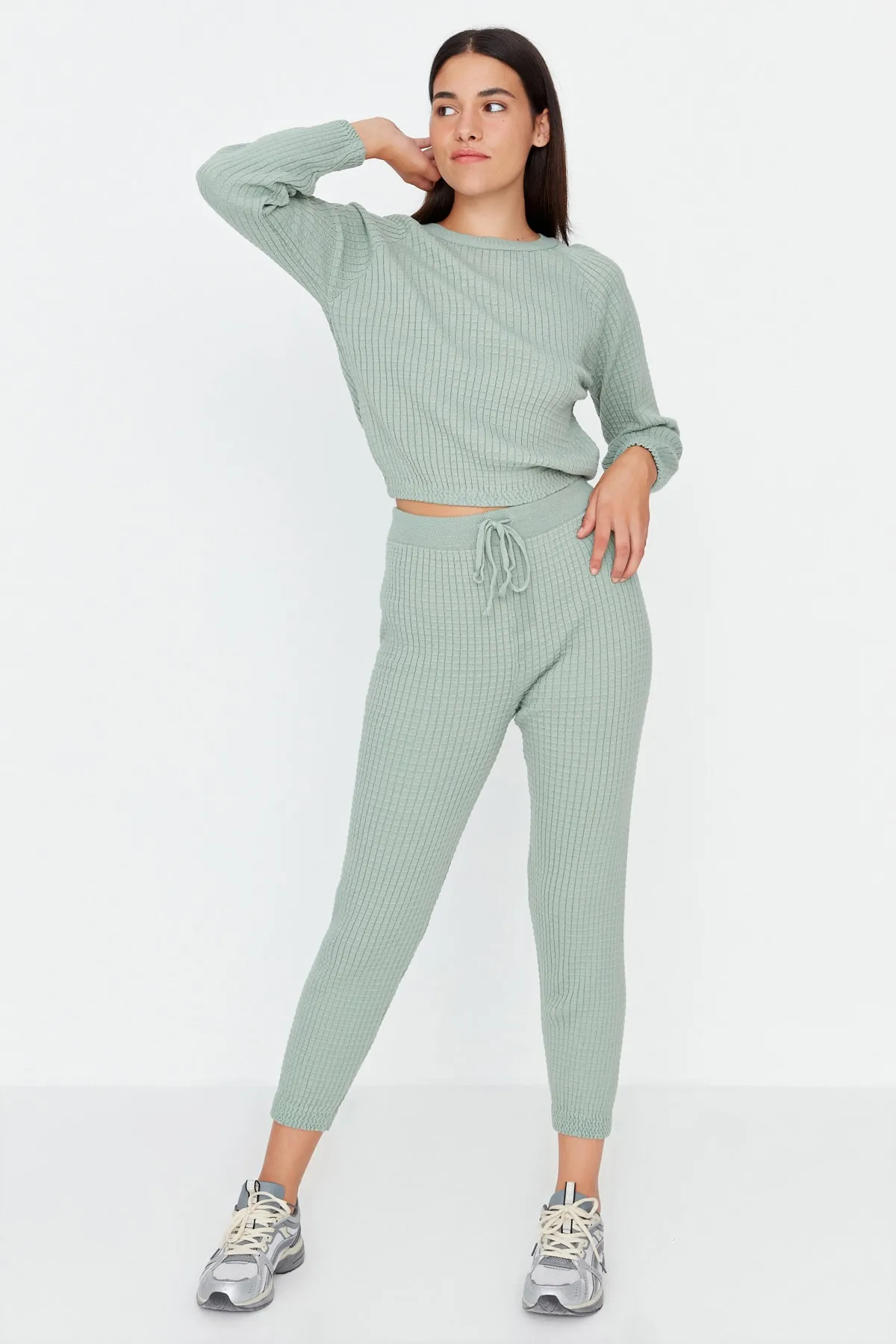 Trendyol Collection  Grünes Strickoberteil und -unterteil-Set mit detailliertem Strickmuster TWOAW23AU00209