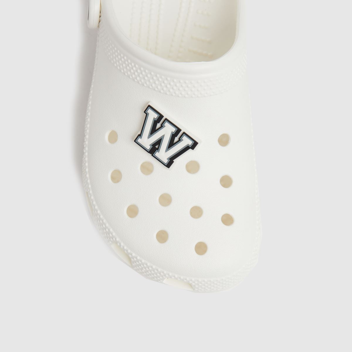 Crocs fehér és fekete jibbitz w betűvel