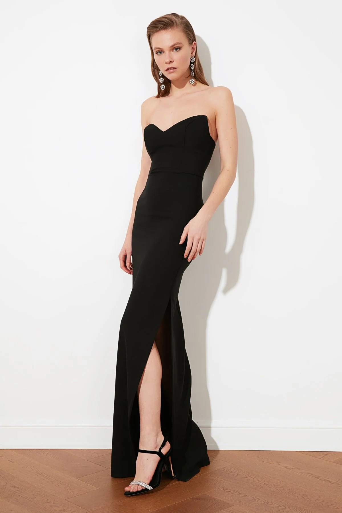 Trendyol Collection  Schwarzes, figurbetontes, gefüttertes, langes, gewebtes Abendkleid TPRSS21AE0047