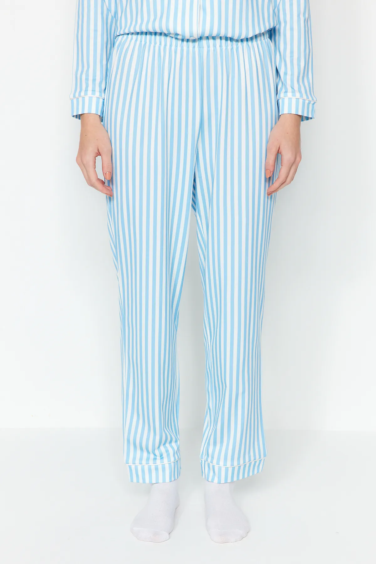 Trendyol Collection  Blaues Pyjama-Set aus Hemd und Hose aus Strick mit gemusterter Fleece-Innenseite und Paspelierung THMAW24PT00050