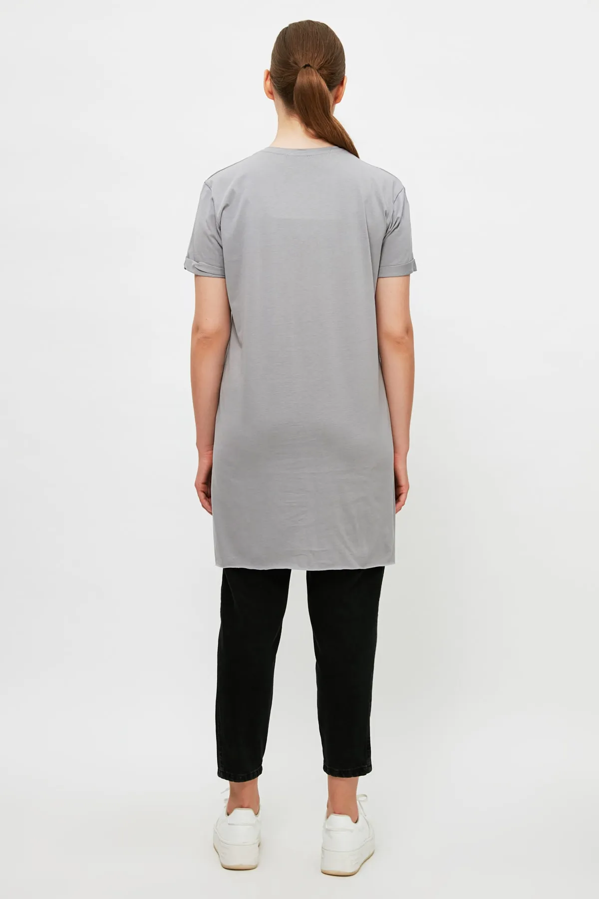 Trendyol Modest  Graues Basic-Kurzarm-Single-Jersey-T-Shirt mit Schlitz aus 100 % Baumwolle TCTSS21TN0056