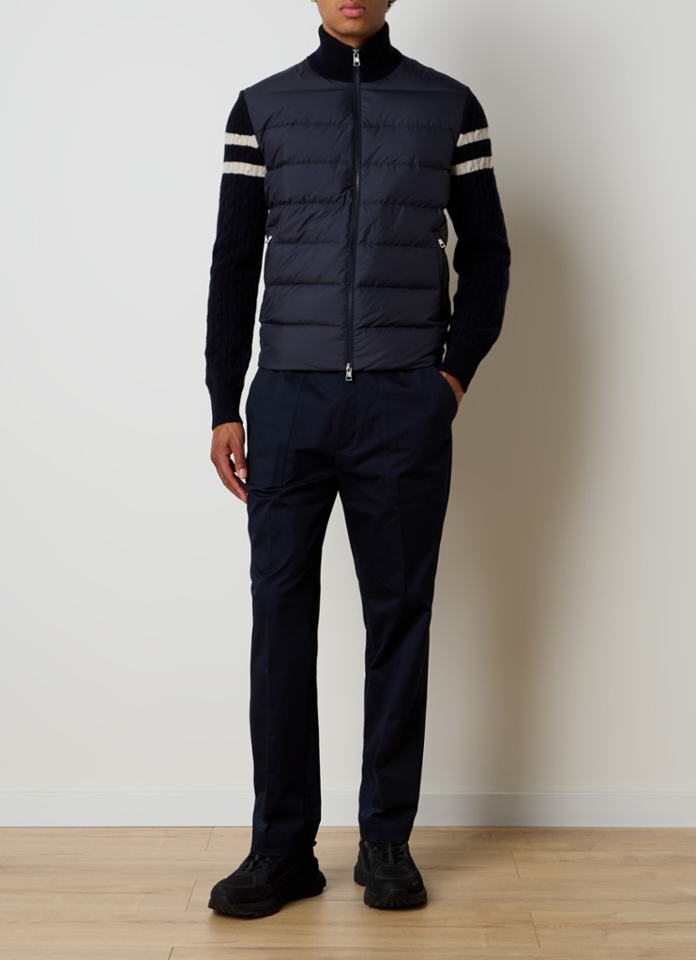 Vestă Moncler confecționată din lână virgină fină tricotată, matlasată în față și umplută cu puf de gâscă.