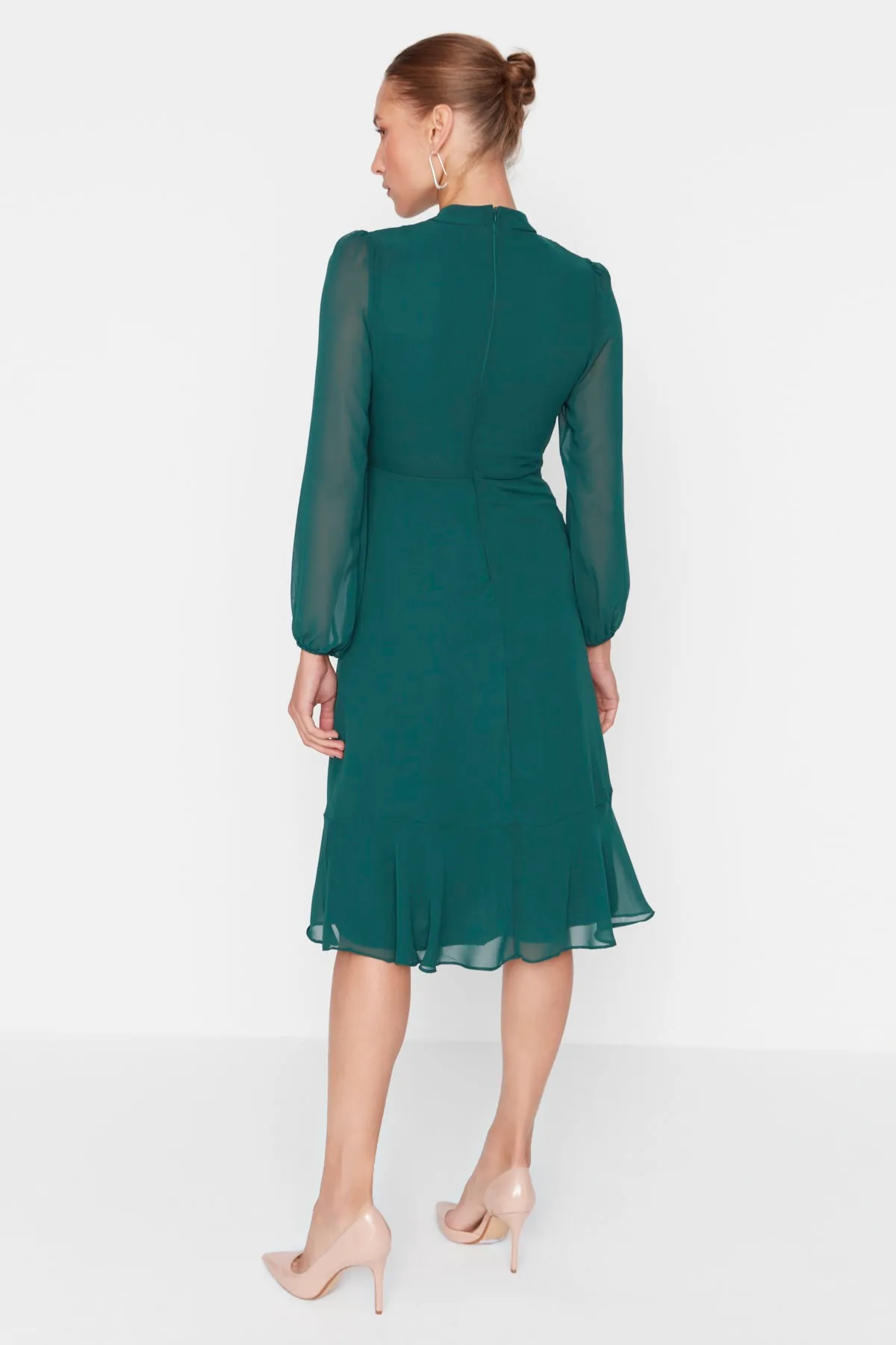 Trendyol Collection  Grünes Midi-Kleid aus Chiffon mit hohem Kragen und Futter TWOAW20EL1313