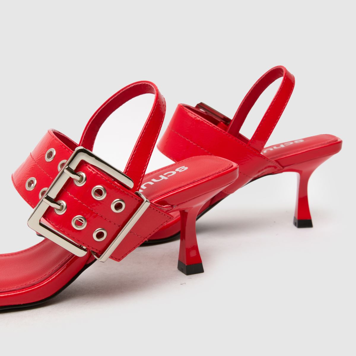 Schuh – Safia – Röda lågklackade skor med spänne och hardwear