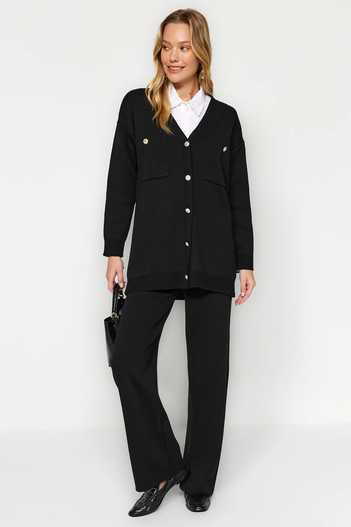 Trendyol Modest  Schwarzes Strickoberteil- und -unterteil-Set mit geknöpfter Strickjacke und Hose TCTAW24US00048