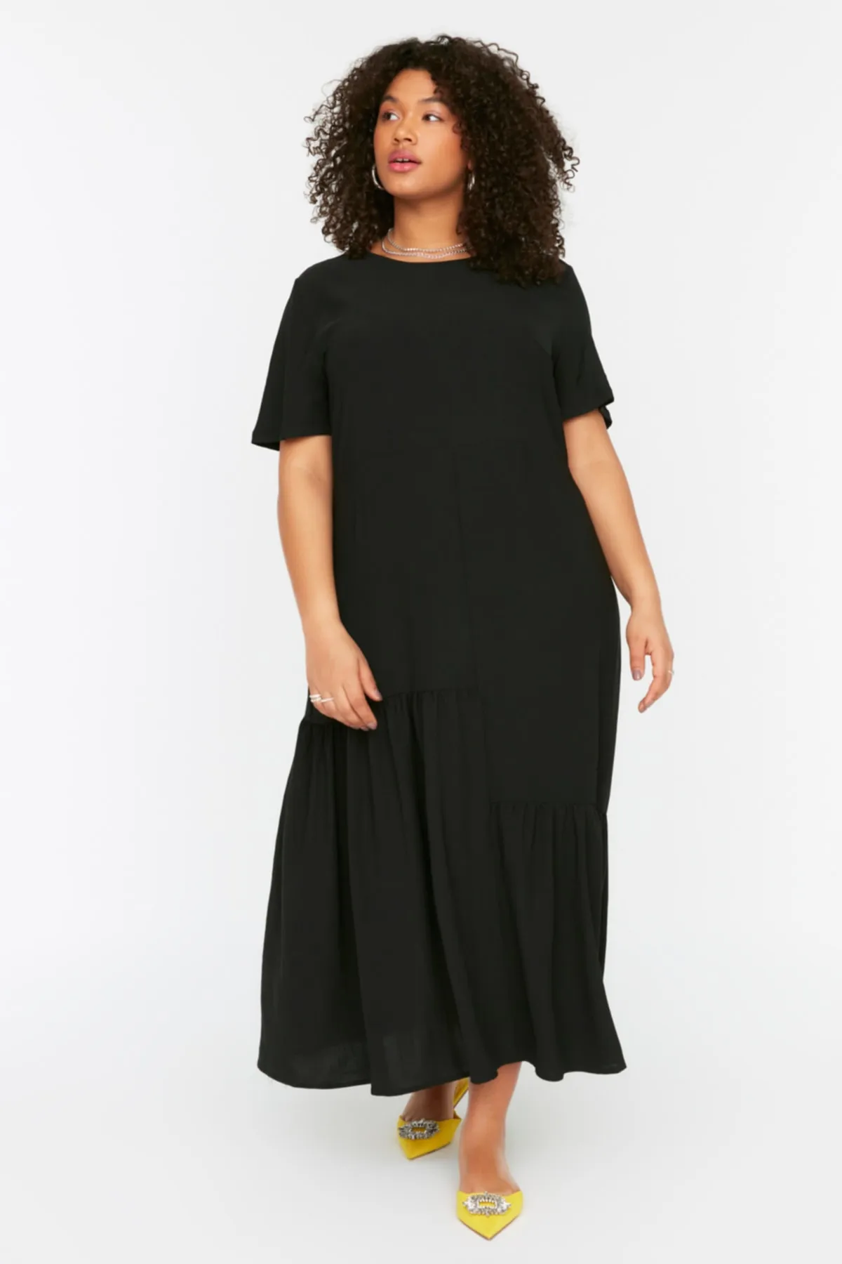 Trendyol Curve  Schwarzes gewebtes Volantkleid TBBSS22EL1595
