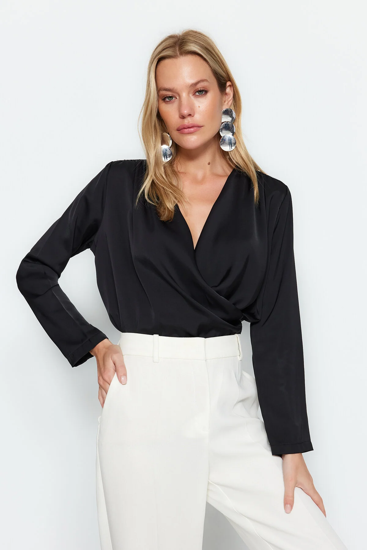 Trendyol Collection  Schwarze zweireihige Satin-Webbluse TWOAW24BZ00423