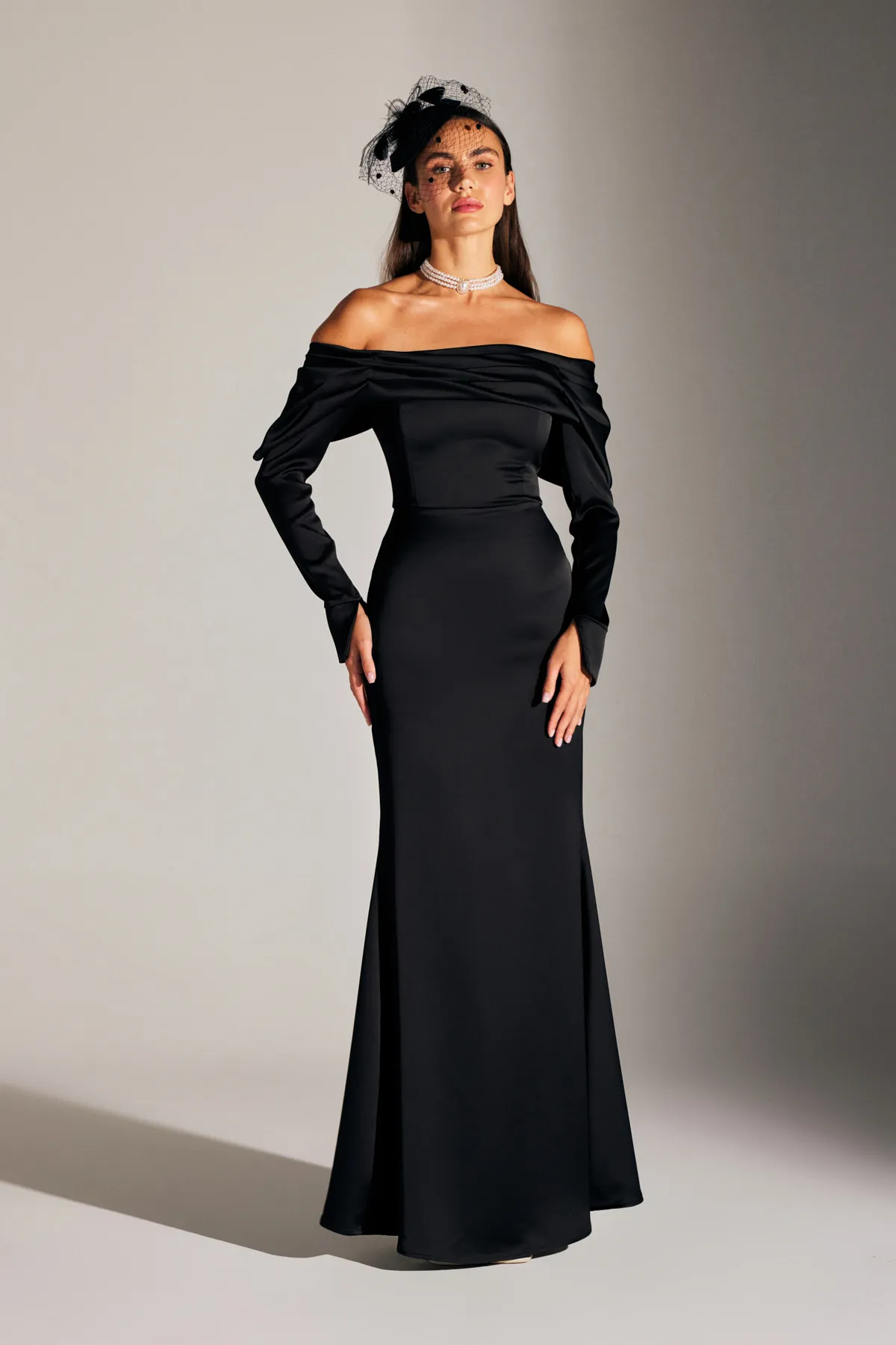 BETTY & SAM  NEUES CLARA Abendkleid mit tiefem Schulter-Meerjungfrauenrock in Schwarz