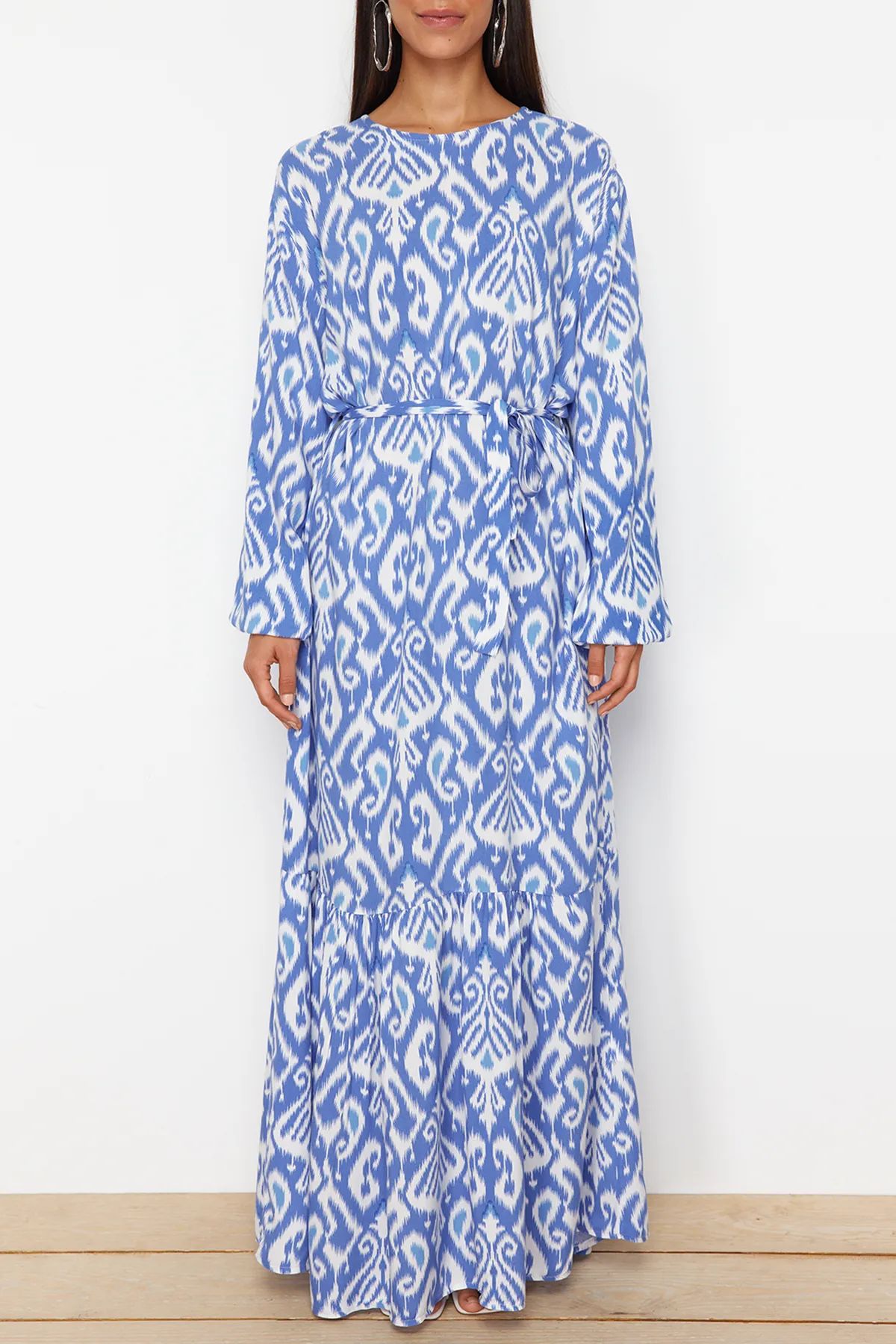 Trendyol Modest  Blaues Kleid aus Viskosegewebe mit Schalkragen und Gürtel TCTSS24EB00240