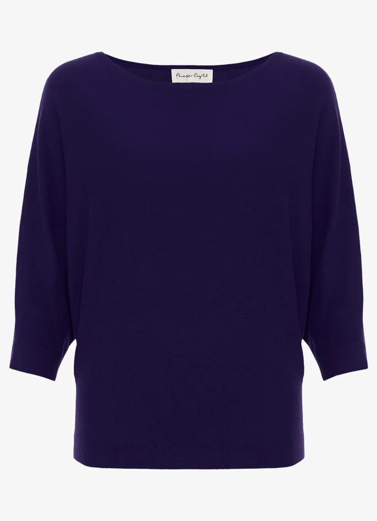 Tricou Cristine de la Phase Eight, confecționat din material tricotat subțire și elastic.