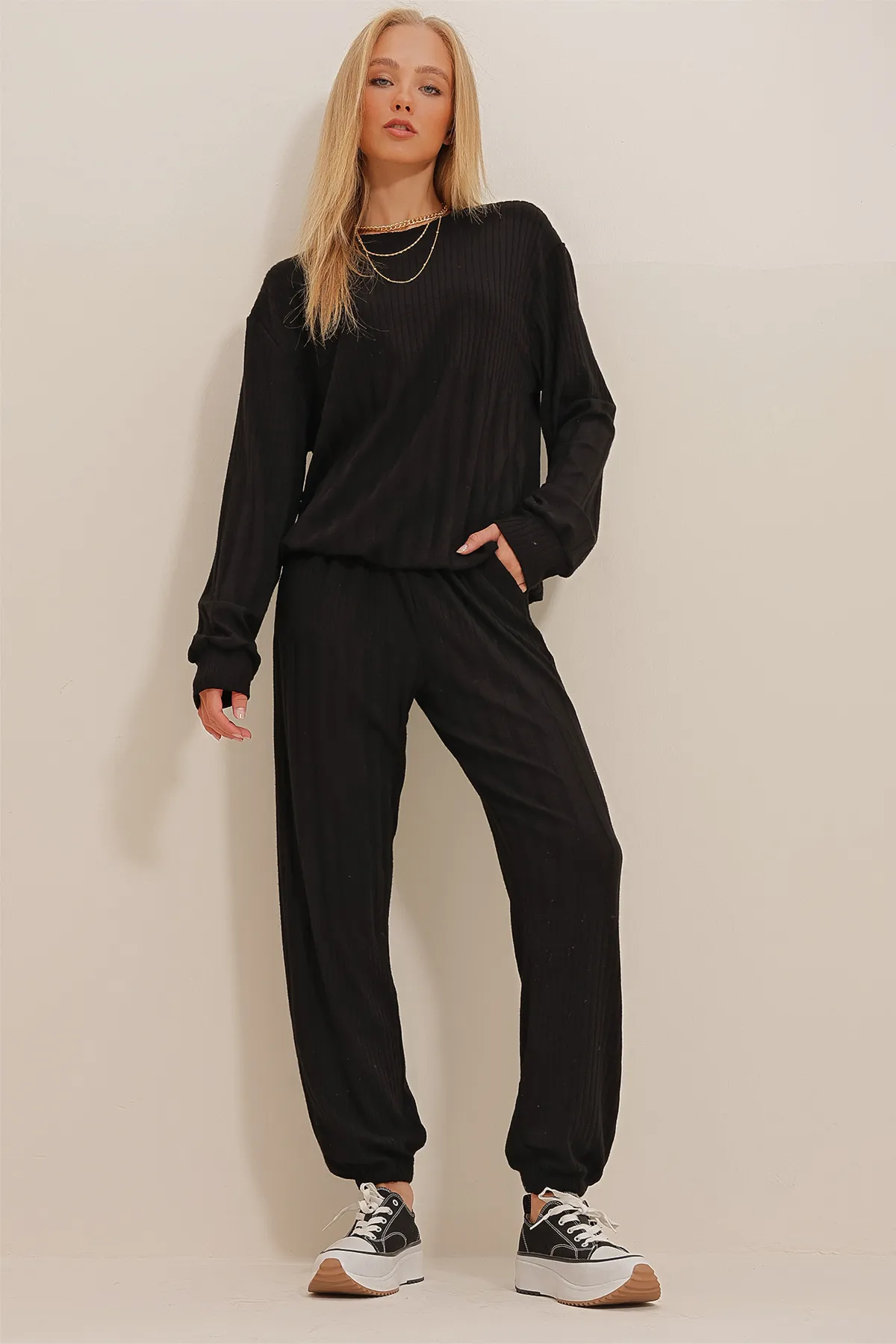 Trend Alaçatı Stili  Schwarzes Damen-Set aus Strickpullover mit Rundhalsausschnitt und Jogginghose mit Doppeltaschen ALC-X10985