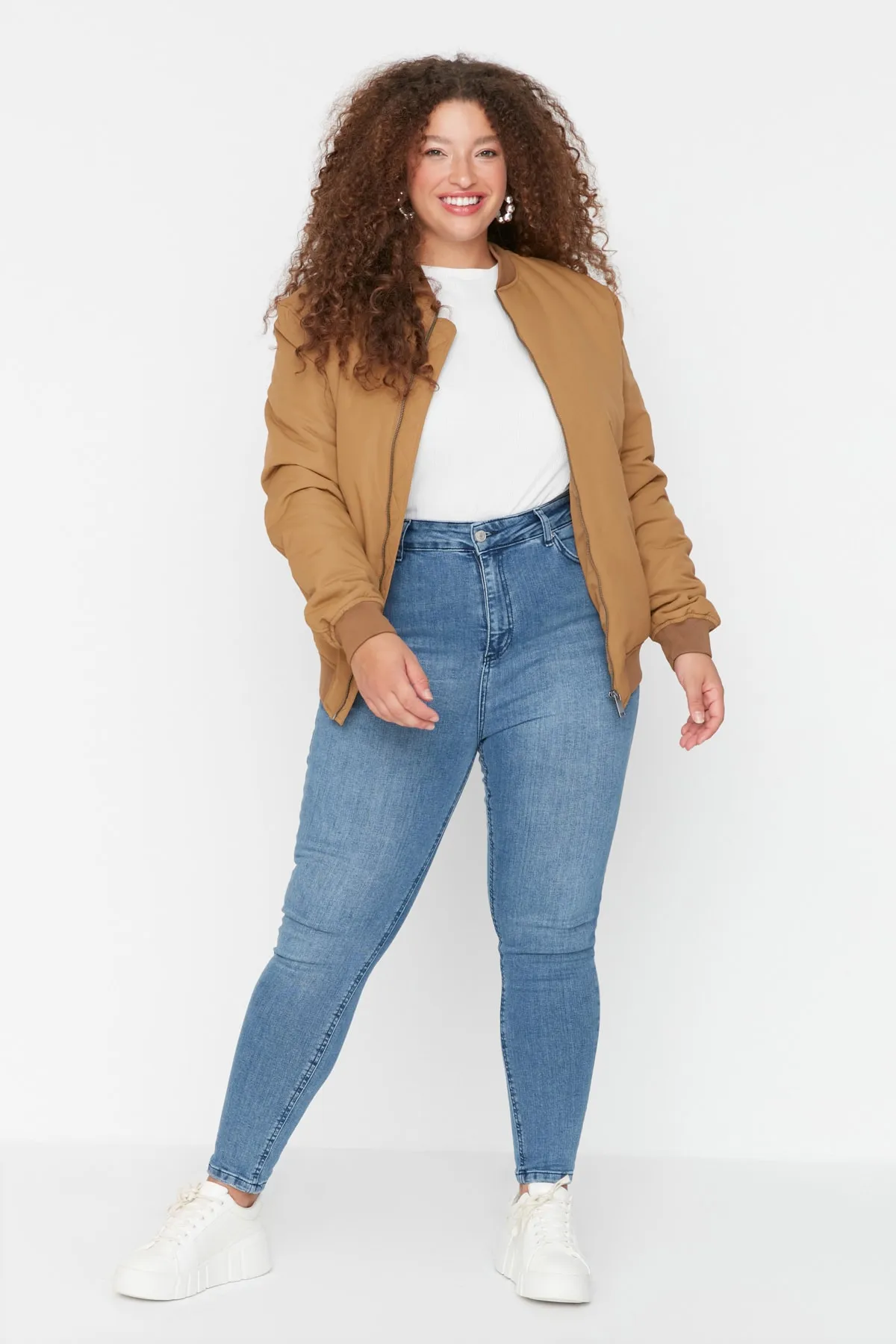 Trendyol Curve  Hellblaue, dehnbare Skinny-Jeans mit hoher Taille TBBAW23CJ00032