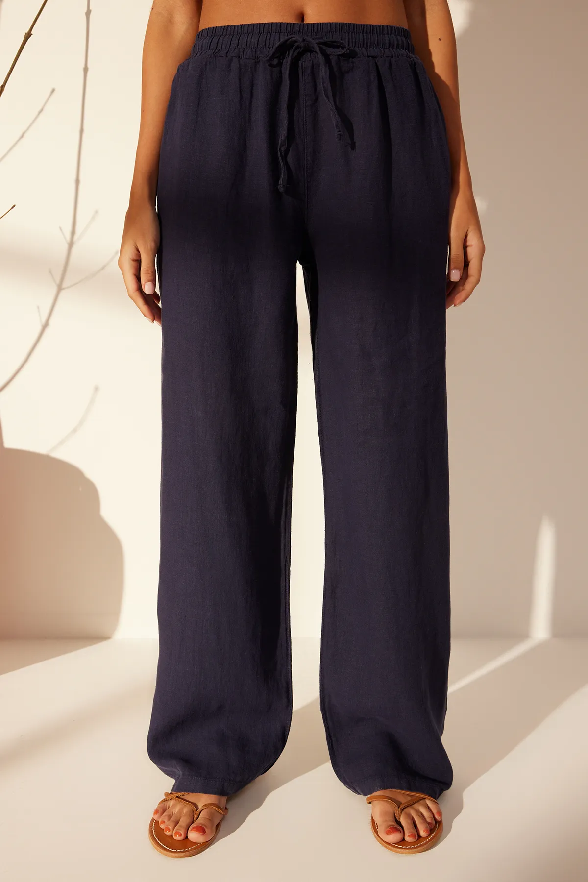 Trendyol Collection  Marineblaue Hose mit weitem Bein und hoher Taille aus 100 % Leinen mit elastischem Bund TWOSS24JE00249
