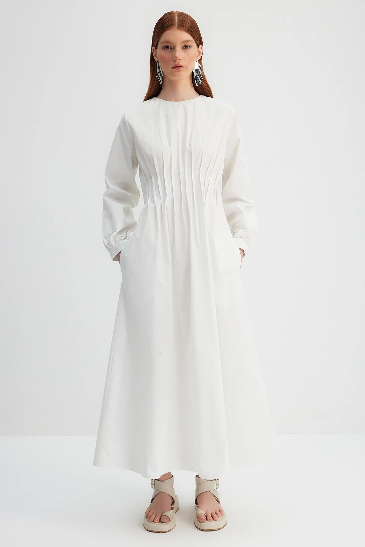 Trendyol Modest  Kevser Sarıoglu Puderfarbenes, geripptes Kleid mit Taschendetails aus 100 % Baumwollpopeline TCLSS23EB00005