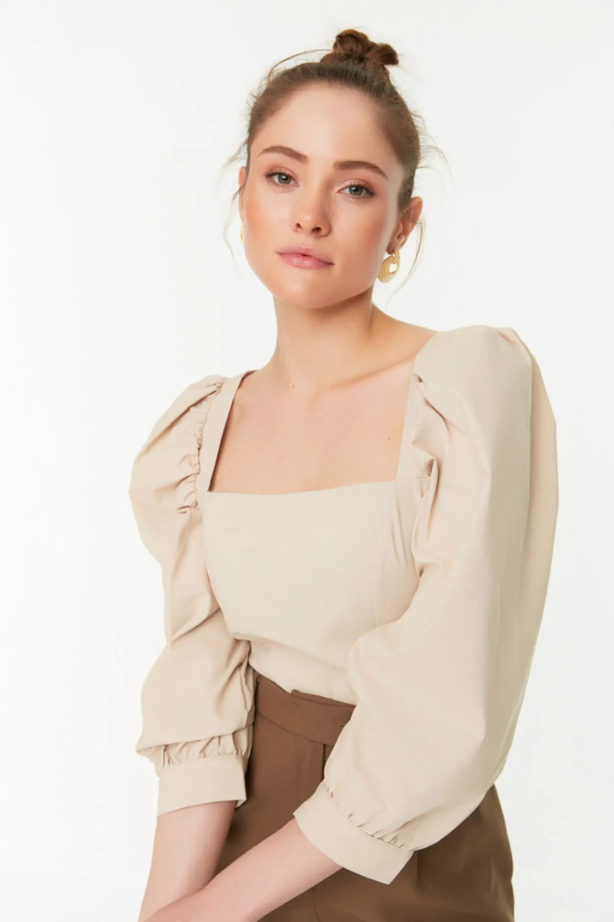Trendyol Collection  Nerzfarbene, gewebte Bluse mit Ballonärmeln und quadratischem Ausschnitt TWOAW21BZ0210