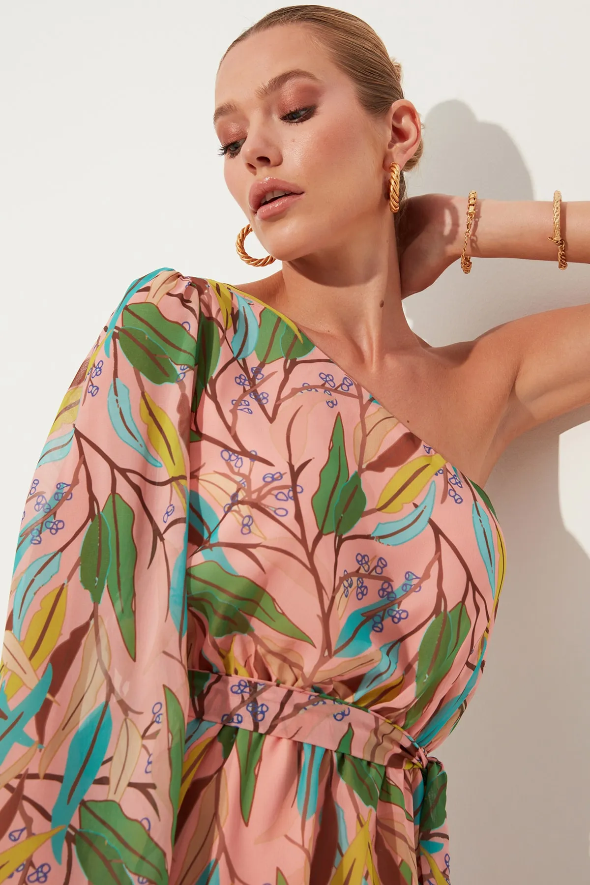 Trendyol Collection  Mehrfarbiges, einärmliges, gewebtes Minikleid mit Gürtel und Blumenmuster TWOSS21EL1199