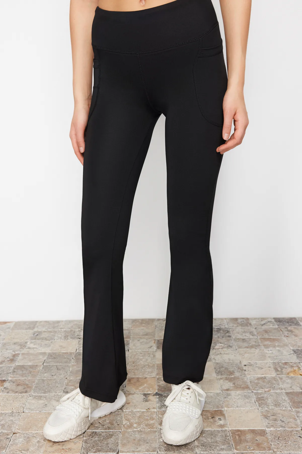 Trendyol Collection  Schwarze, gestrickte Sport-Jogginghose aus Scuba/Tauchstoff mit entspannter Passform und spanischen Beinen THMSS24EA00000