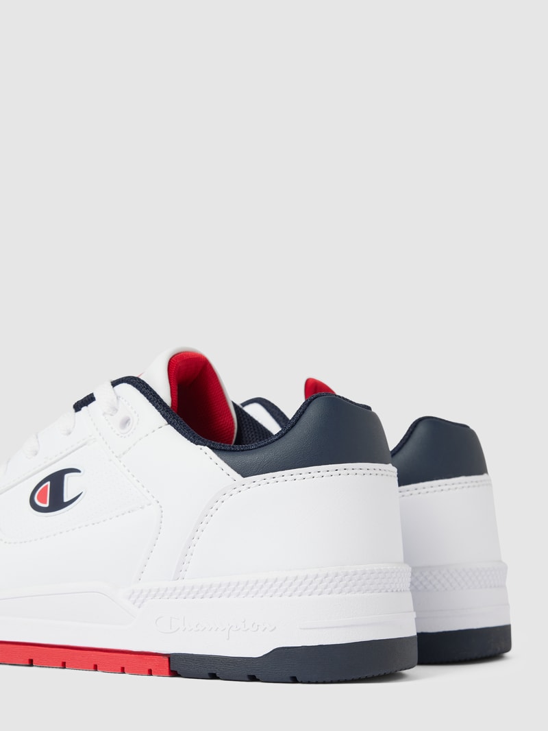Sneaker mit Label-Detail in weiß