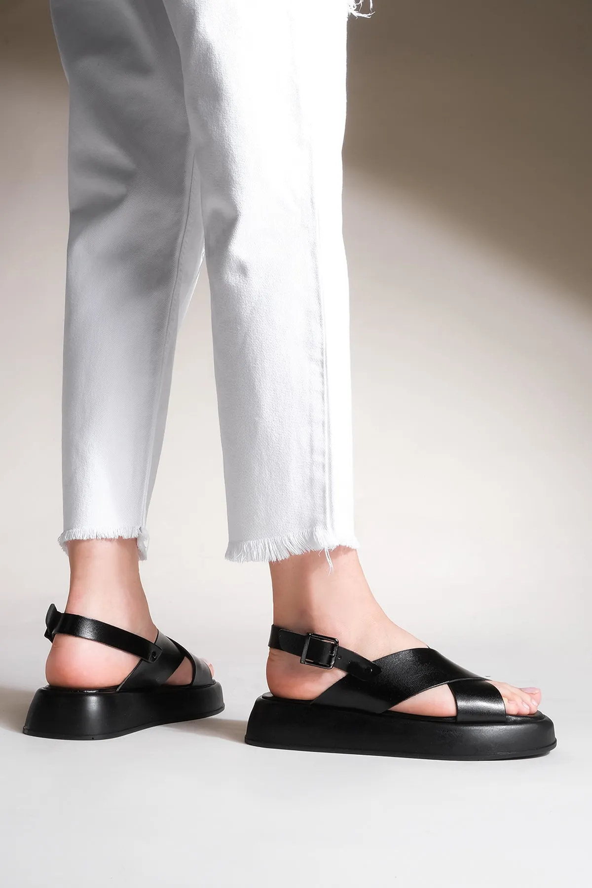 Marjin  Damen Sandalen aus echtem Leder mit dicker Sohle Atirya schwarz