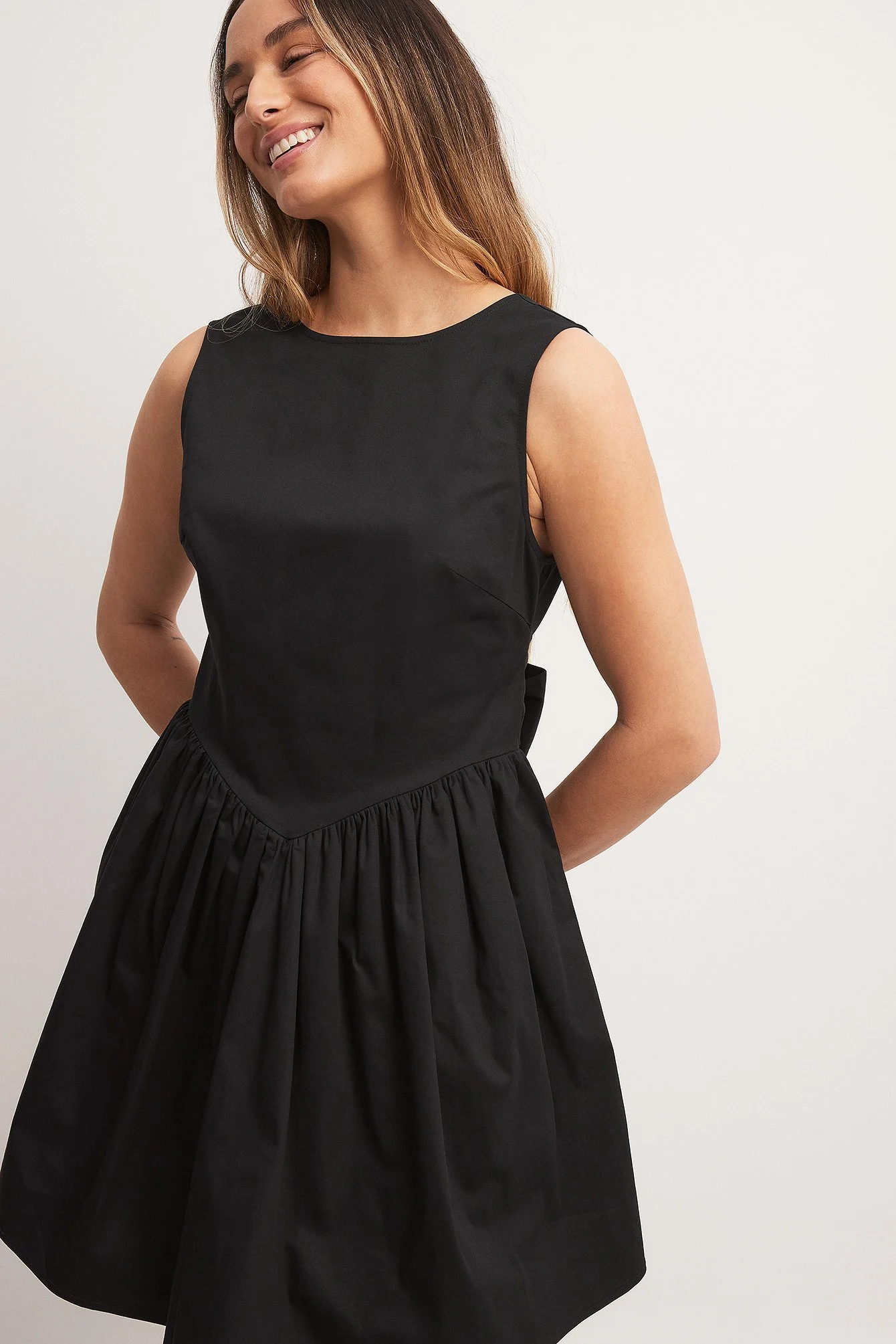 Minikleid mit tiefem Rückenausschnitt und Schleife