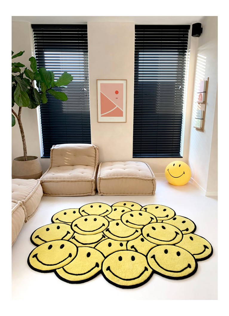 Maison Deux Bunch of Smiley matto 180 x 150 cm