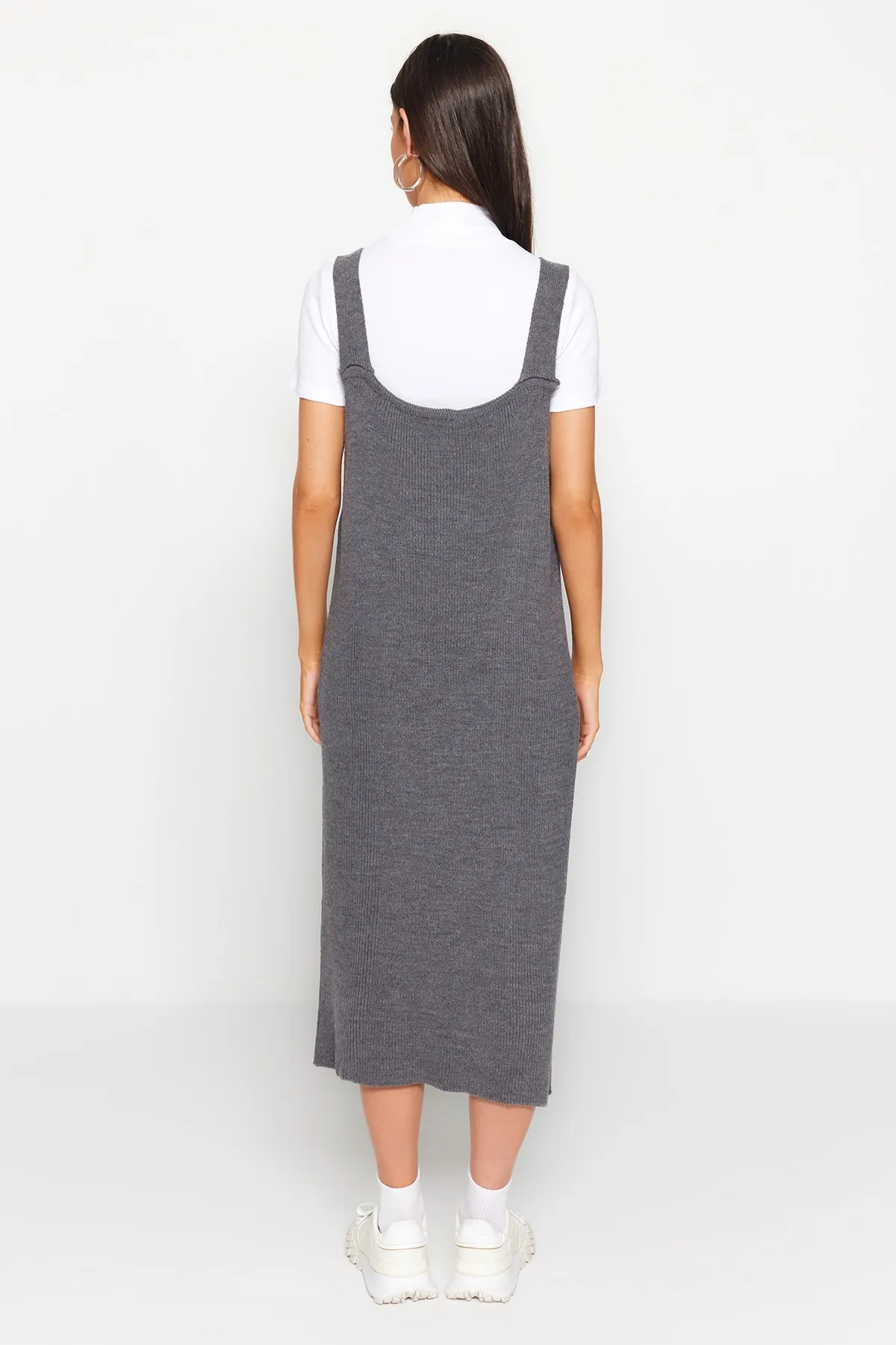 Trendyol Collection  Anthrazitfarbenes Maxi-Strickkleid mit V-Ausschnitt TWOAW24EL00011