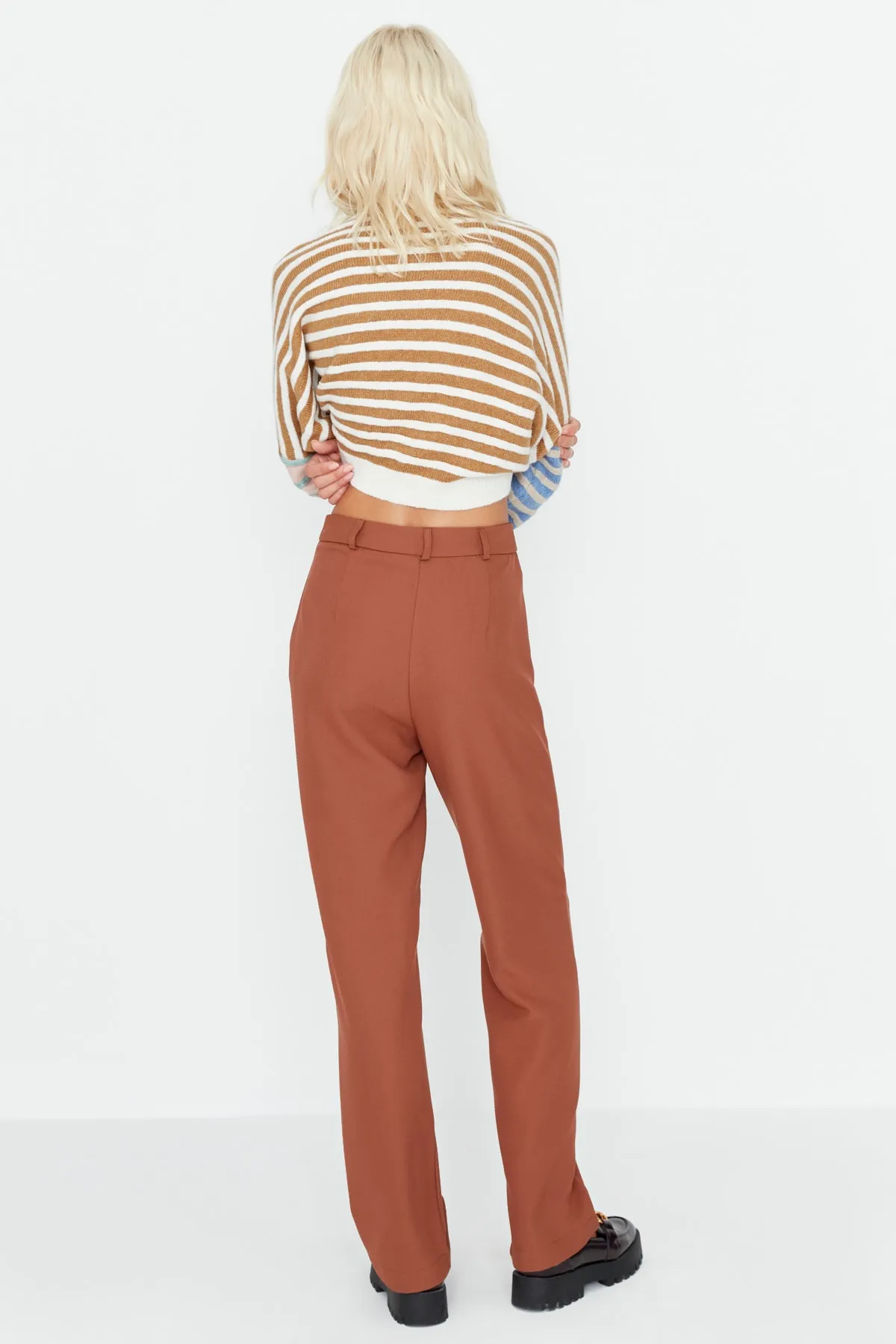 Trendyol Collection  Braune, gerade geschnittene, gerippte, genähte Webhose mit hoher Taille TWOSS21PL0093