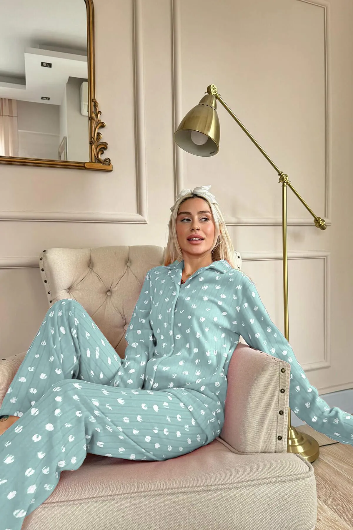 Pijamaevi  Mintfarbenes Debesis-Pyjama-Set aus Plüsch-Fleece mit gemusterter Vorderseite und Knöpfen