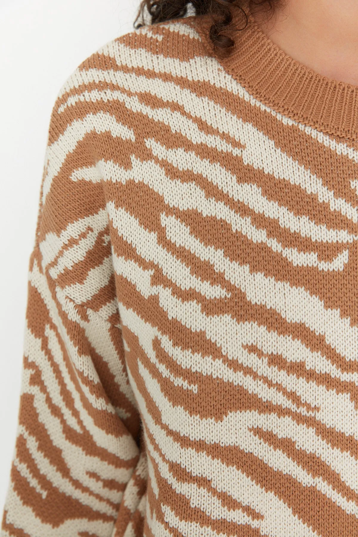 Trendyol Collection  Kamel gemusterter Strickpullover TWOAW22KZ0499