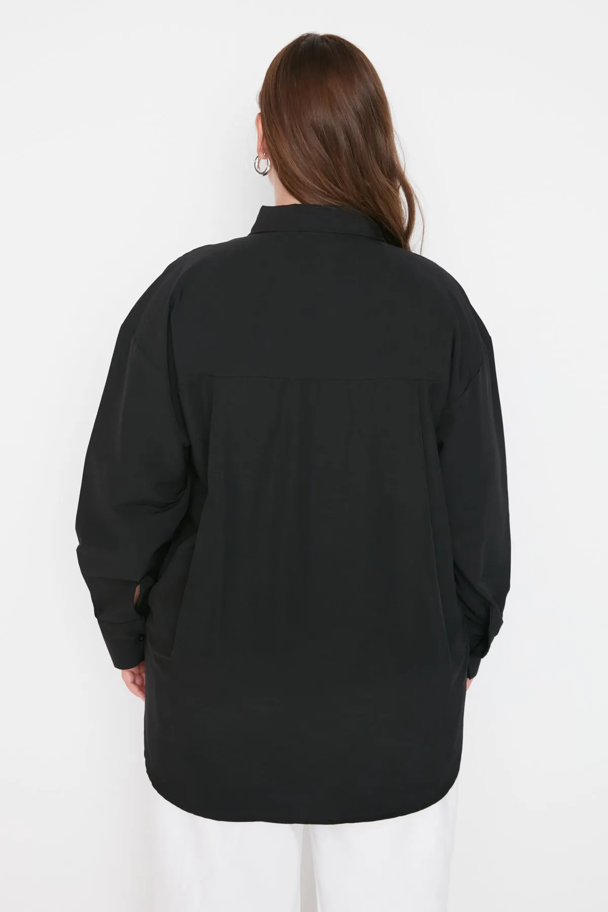Trendyol Curve  Schwarzes Popeline-Hemd mit gewebter Tasche TBBAW23AX00013