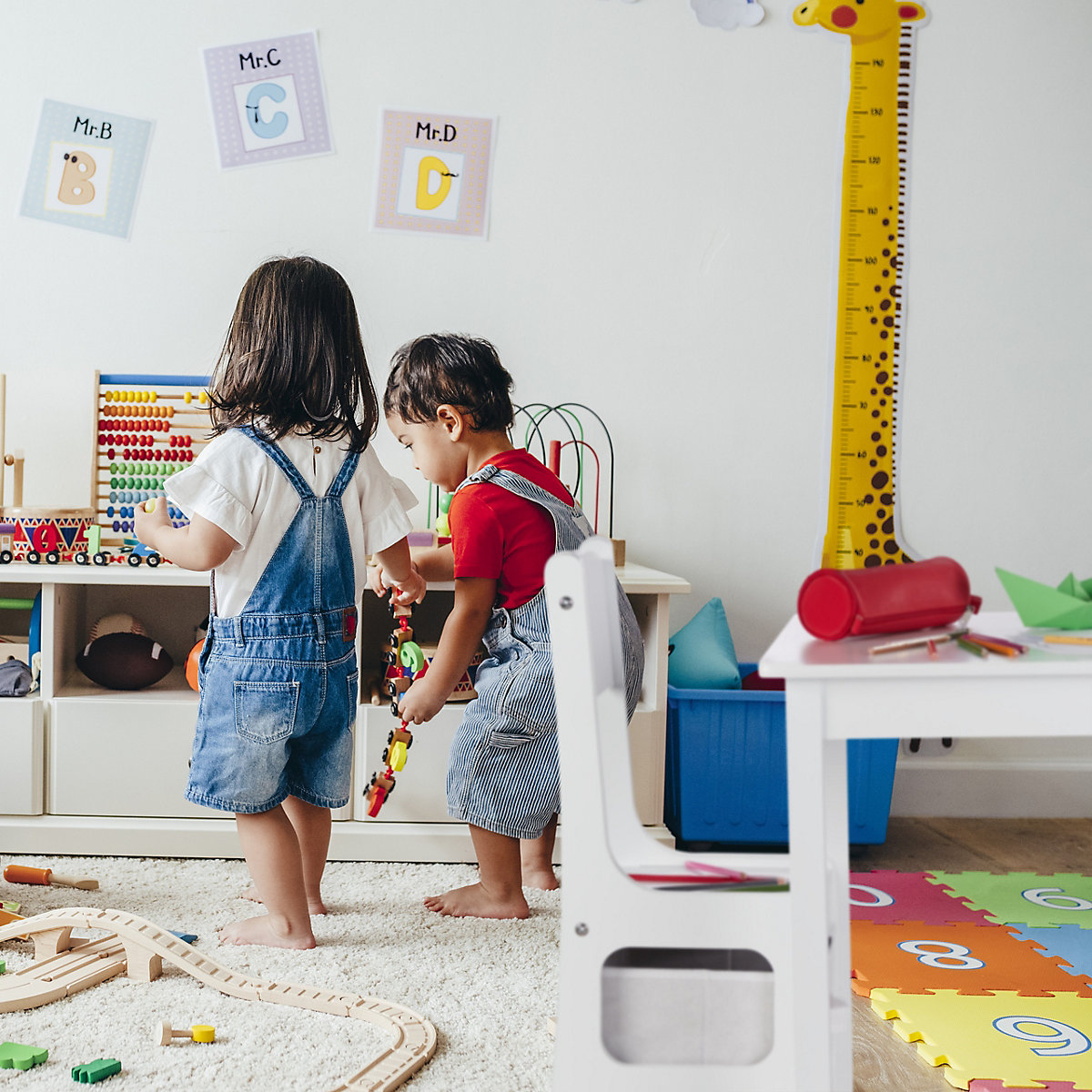 Kindertisch mit Stühlen und Stauboxen