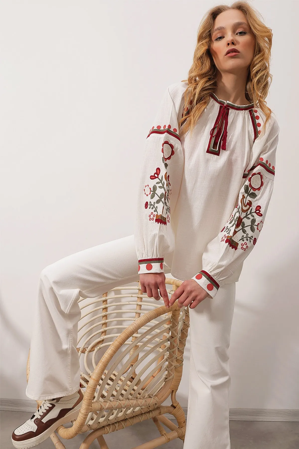 Trend Alaçatı Stili  Damen-Bluse aus Leinen mit weißen Kragenärmeln, bestickt, zum Schnüren, Übergröße, ALC-X9905