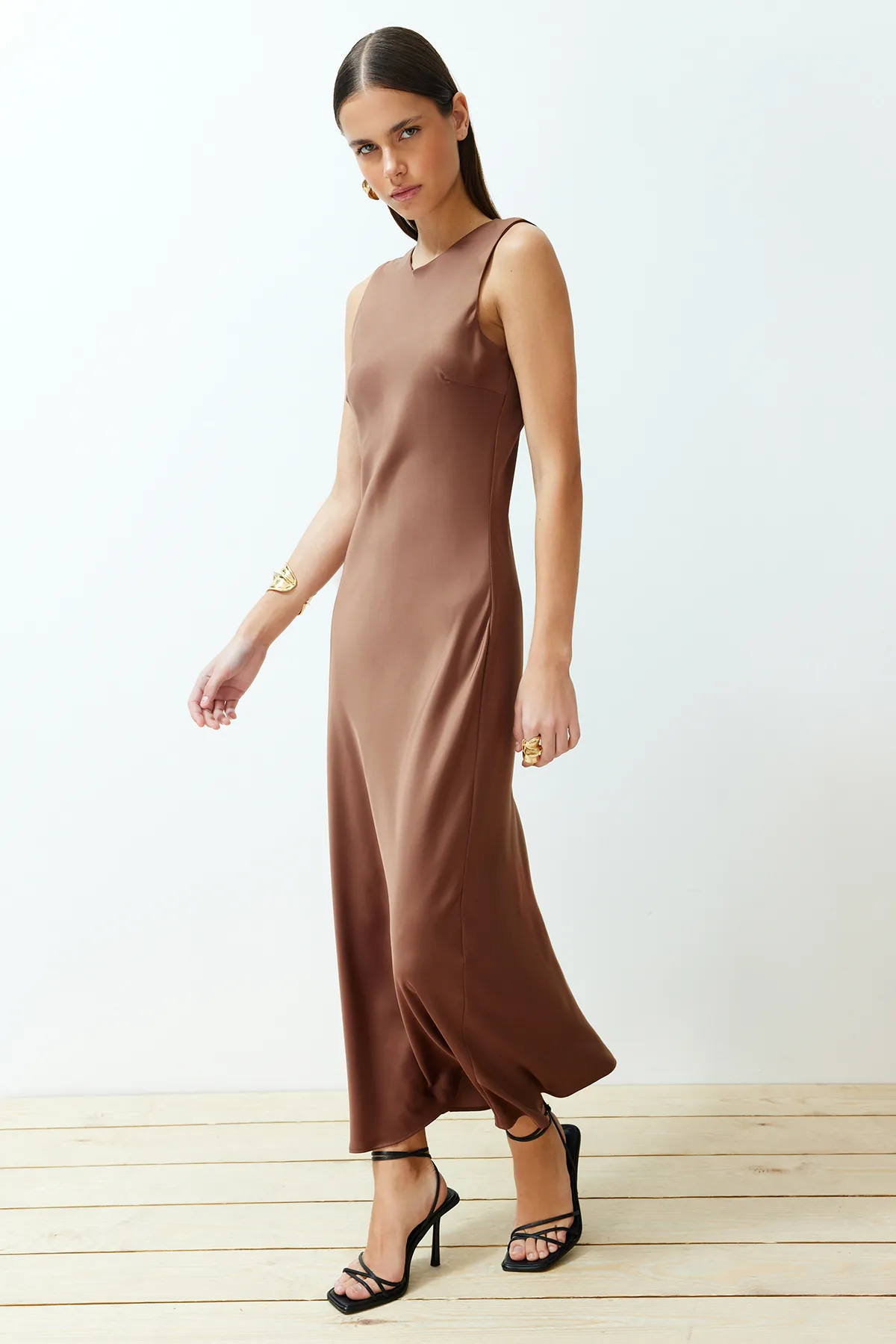 Trendyol Collection  Braunes Maxikleid aus gewebtem Satin mit Rückendetail TWOSS24EL00070