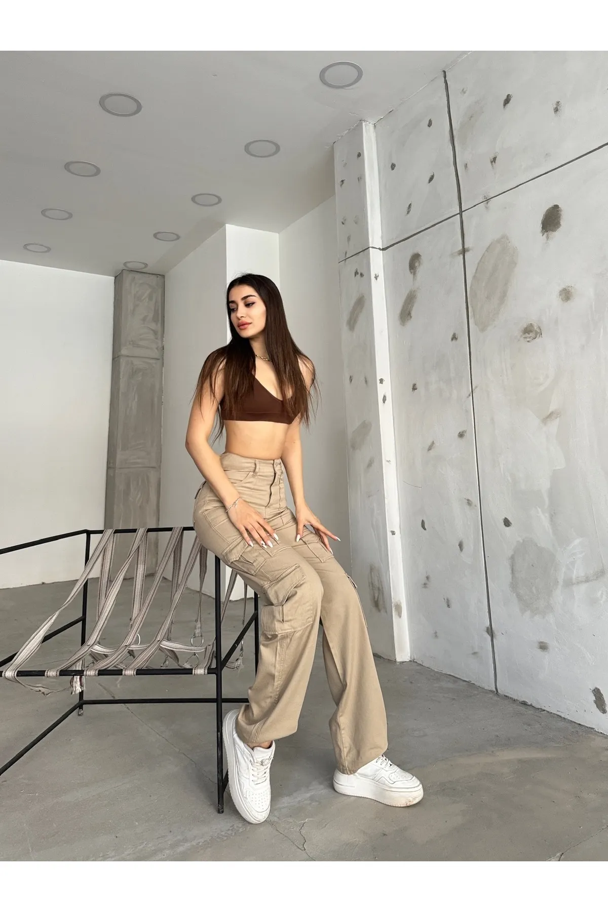 BİKELİFE  Beigefarbene Cargohose mit hoher Taille und mehreren Taschen und gerader Passform für Damen