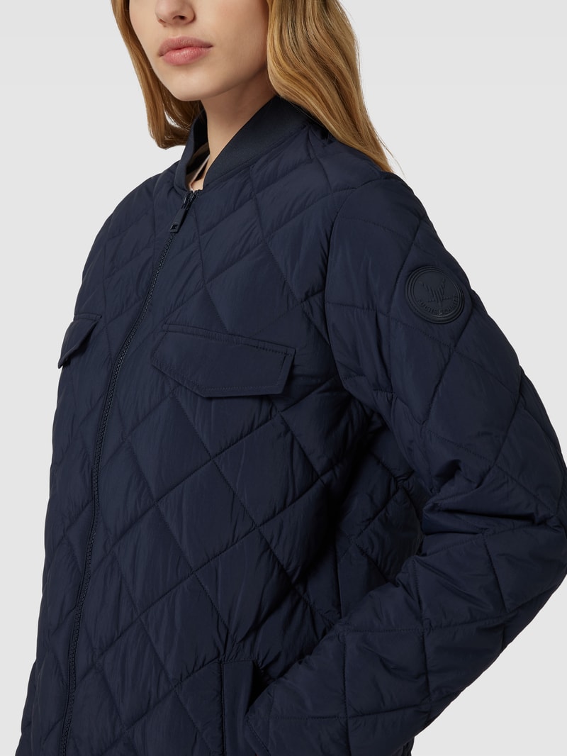 Steppjacke mit Label-Patch in marineblau