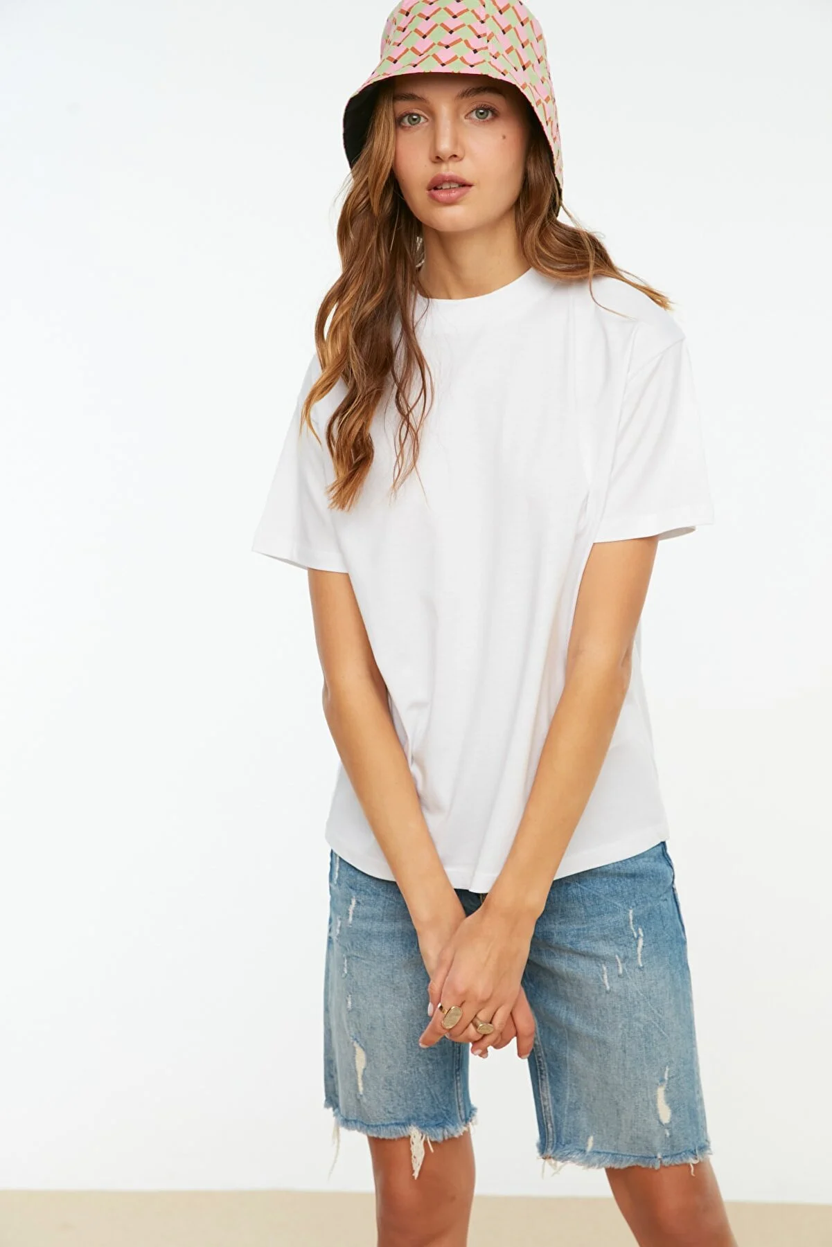 Trendyol Collection  Weißes Basic-Strick-T-Shirt aus 100 % Baumwolle mit Stehkragen TWOAW20TS0096